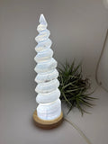Lámpara de selenita natural en forma de torre espiral con base LED. Altura 26 cm, ideal para decoración y ambiente relajante.