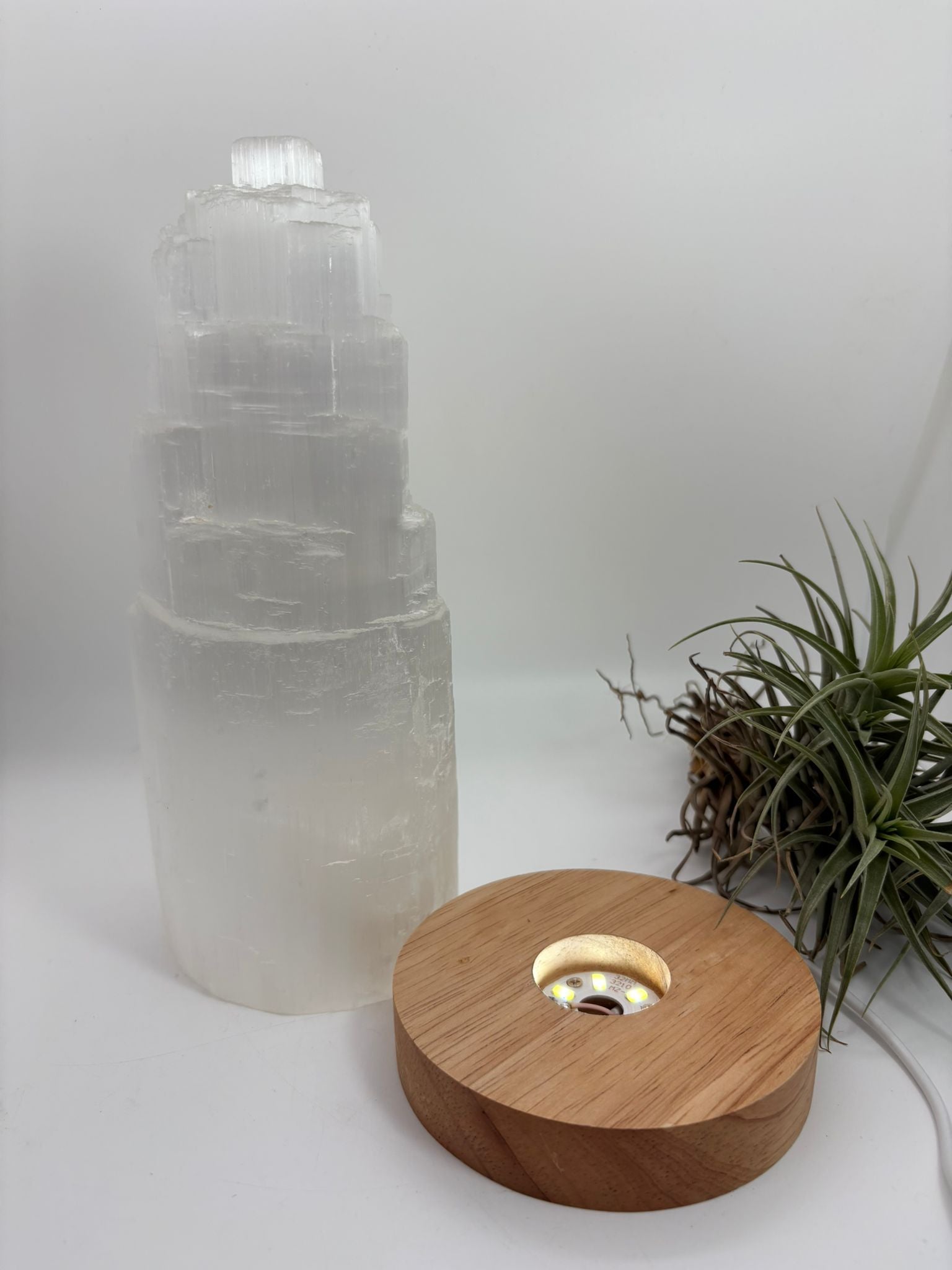Lámpara usb de selenita natural con base led de madera. Pieza de gran calidad, elegante y luminosa, ideal para decorar y armonizar cualquier espacio.