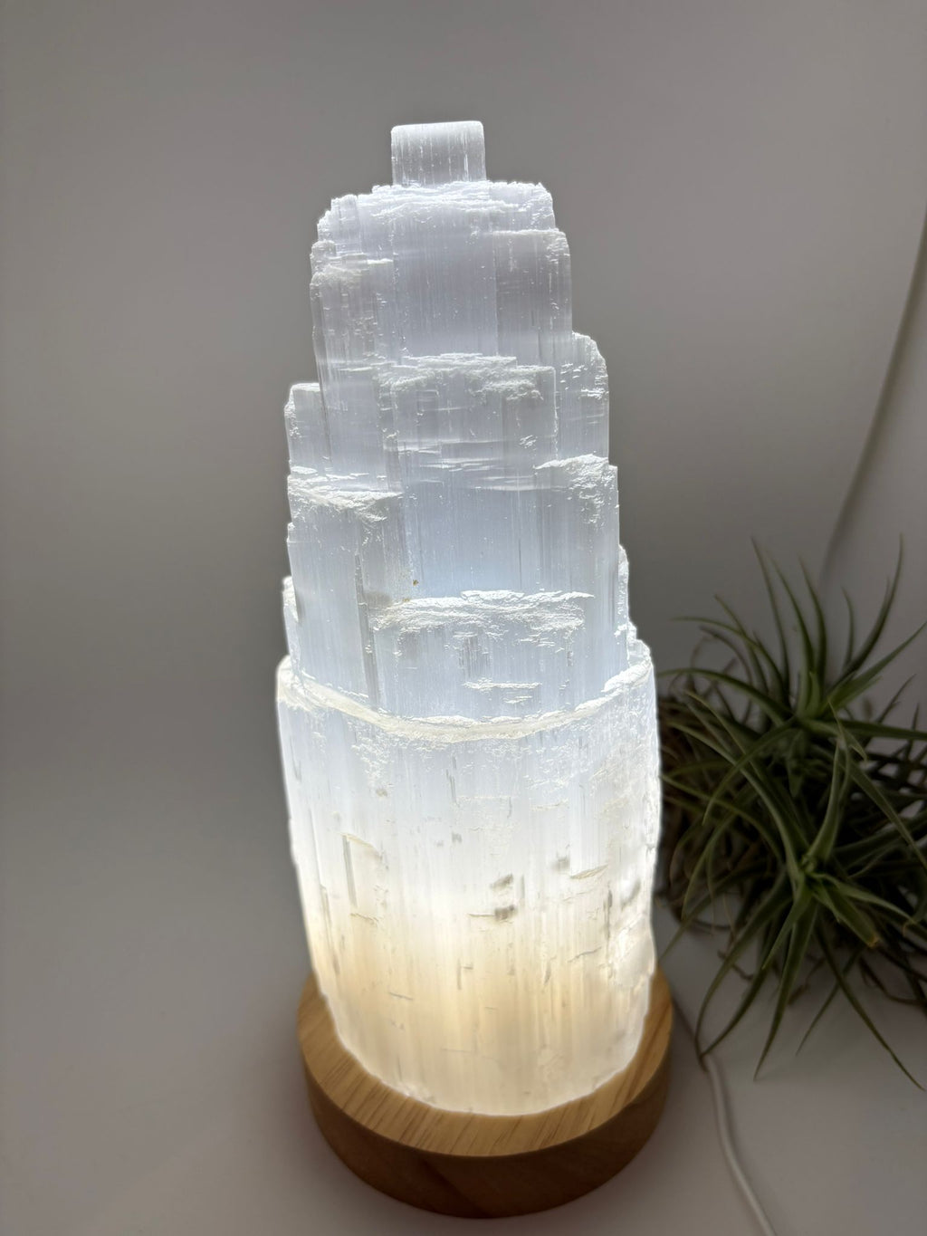 Lámpara usb de selenita natural con base led de madera. Pieza de gran calidad, elegante y luminosa, ideal para decorar y armonizar cualquier espacio.