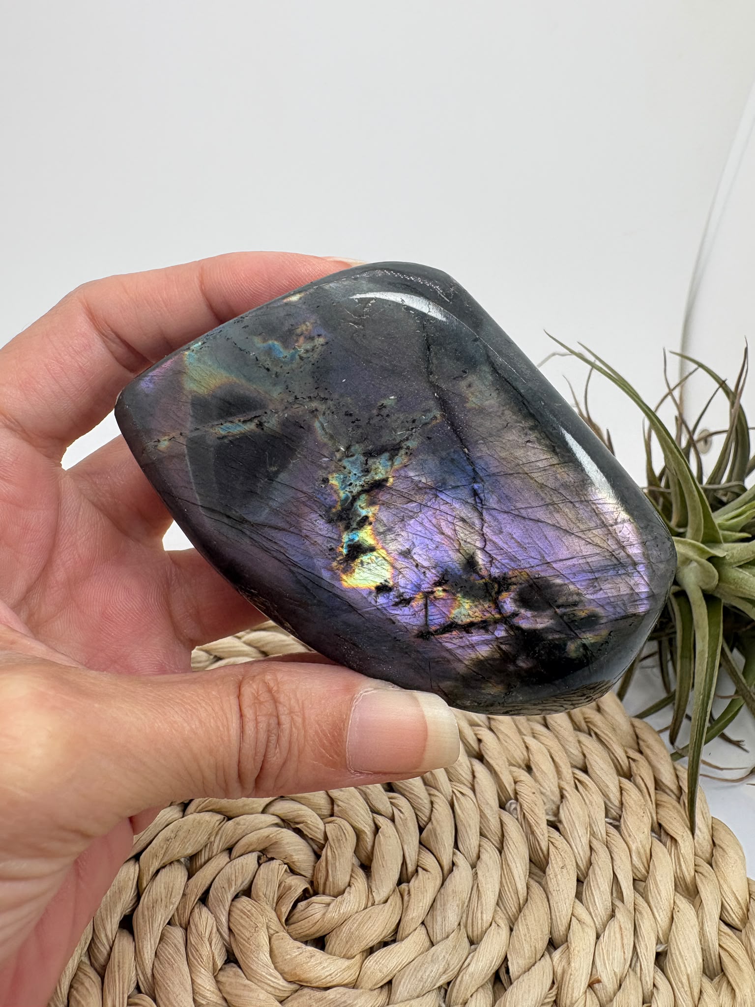 Labradorita morada de Madagascar con intensos reflejos lilas, dorados y azulados. Pieza única pulida, ideal para protección e intuición.