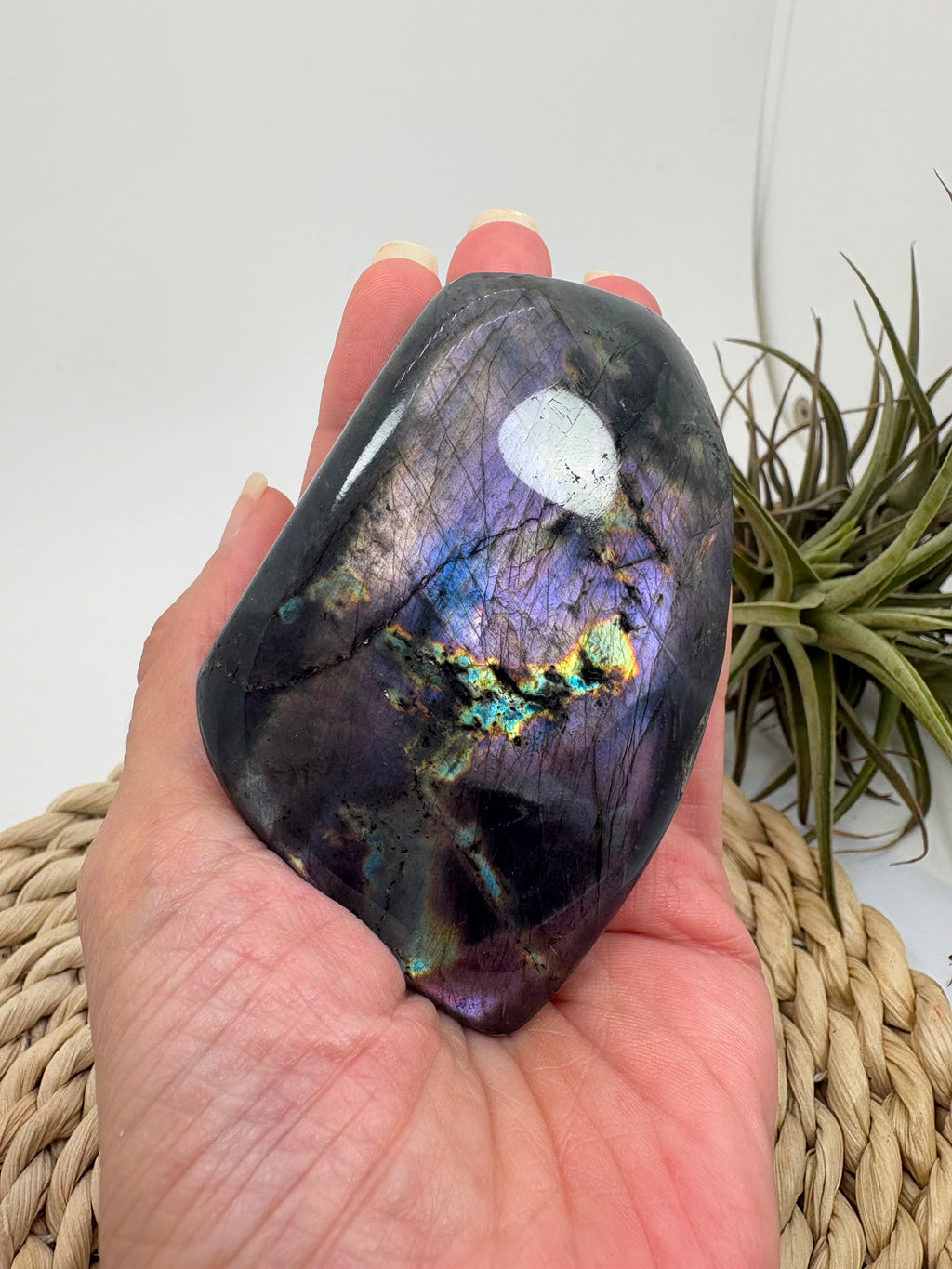 Labradorita morada de Madagascar con intensos reflejos lilas, dorados y azulados. Pieza única pulida, ideal para protección e intuición.