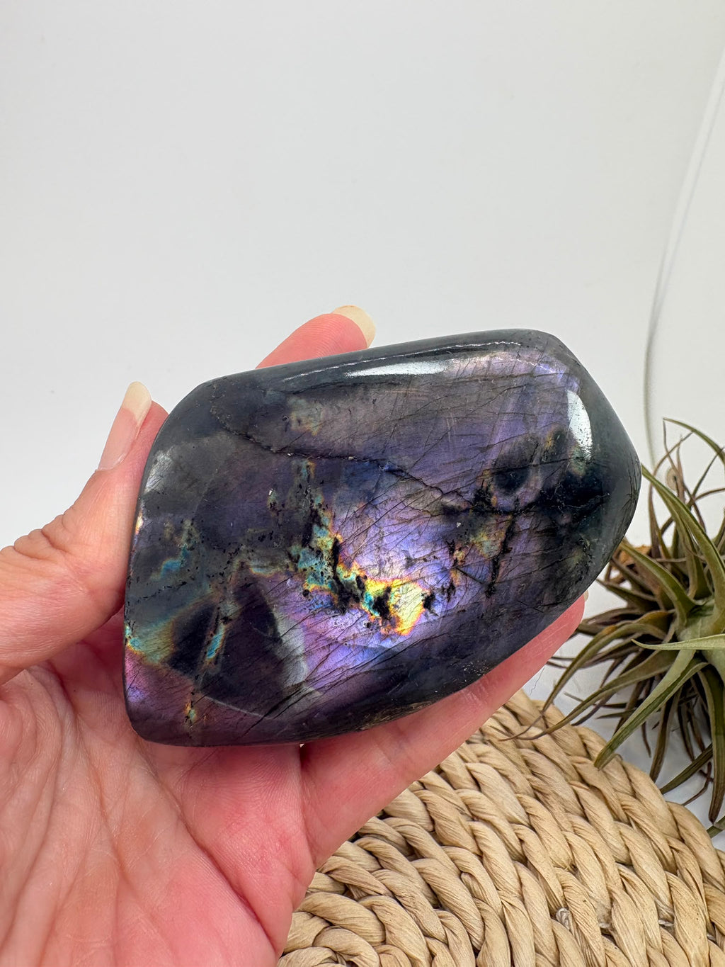 Labradorita morada de Madagascar con intensos reflejos lilas, dorados y azulados. Pieza única pulida, ideal para protección e intuición.