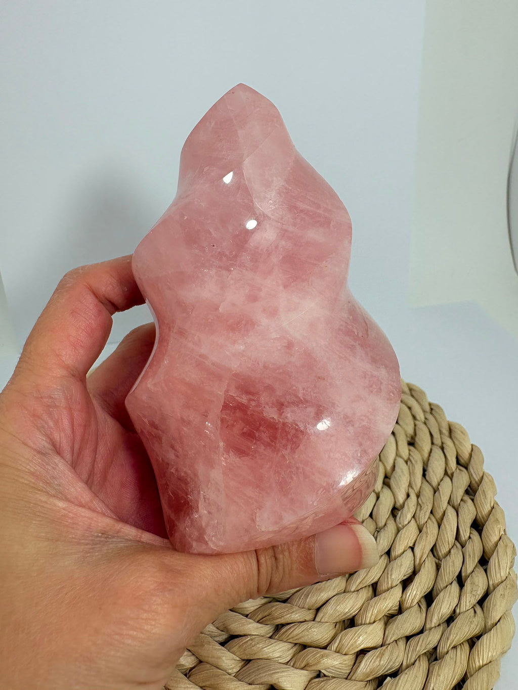 Llama de cuarzo rosa natural de alta calidad de 435 g. Pieza única con precioso color rosa, pulido brillante y unas medidas de 10,2 × 5,6 × 5,1 cm.