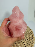 Llama de cuarzo rosa natural de alta calidad de 435 g. Pieza única con precioso color rosa, pulido brillante y unas medidas de 10,2 × 5,6 × 5,1 cm.