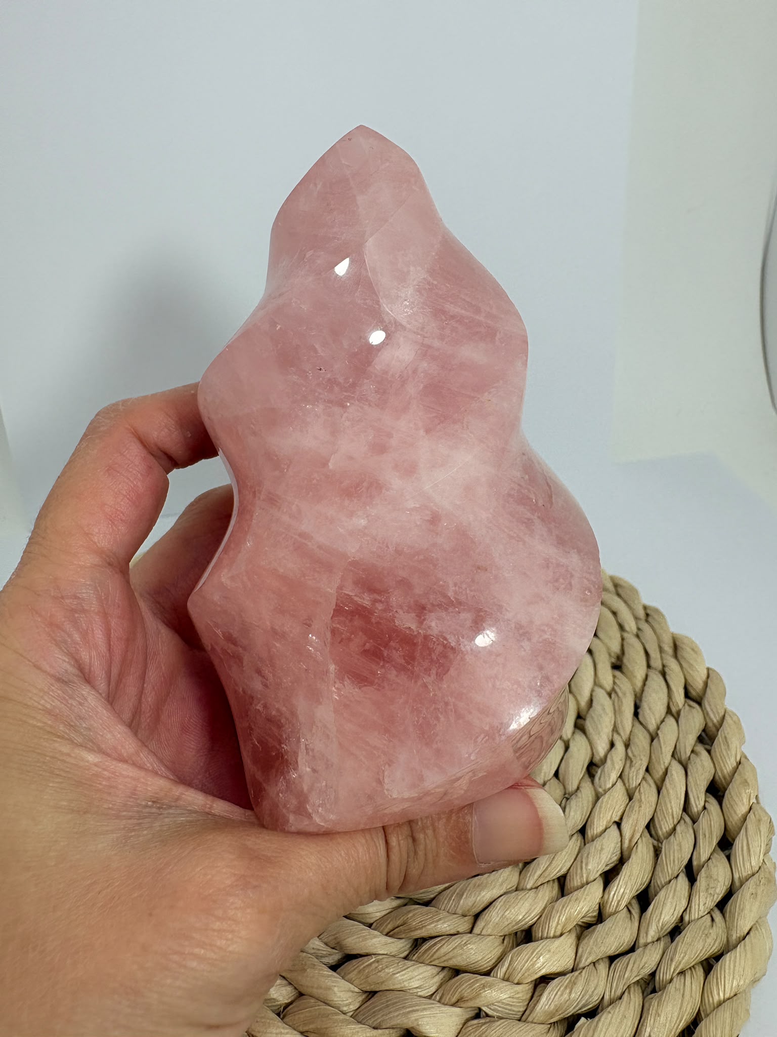 Llama de cuarzo rosa natural de alta calidad de 435 g. Pieza única con precioso color rosa, pulido brillante y unas medidas de 10,2 × 5,6 × 5,1 cm.