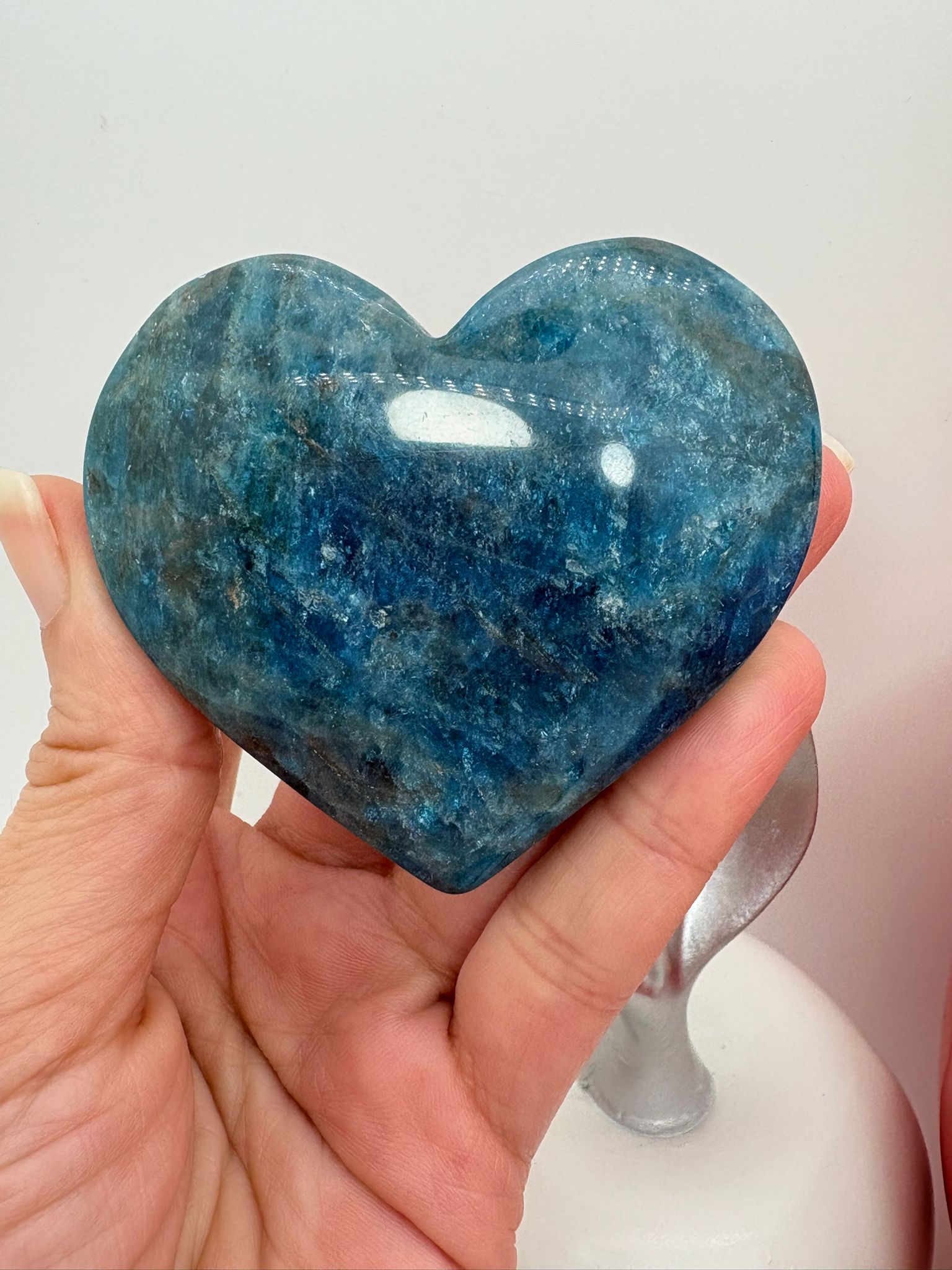 Corazón de apatito azul natural de 5,5 x 6 cm. Pieza única con tonos intensos, ideal para colección o uso energético.