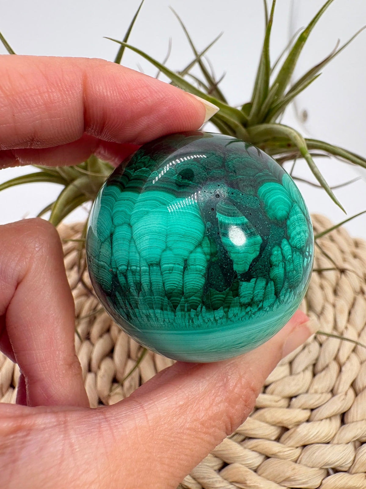 Esfera de malaquita natural de gran belleza, con vetas concéntricas intensas en tonos verdes&nbsp; que crean un patrón único e hipnótico.