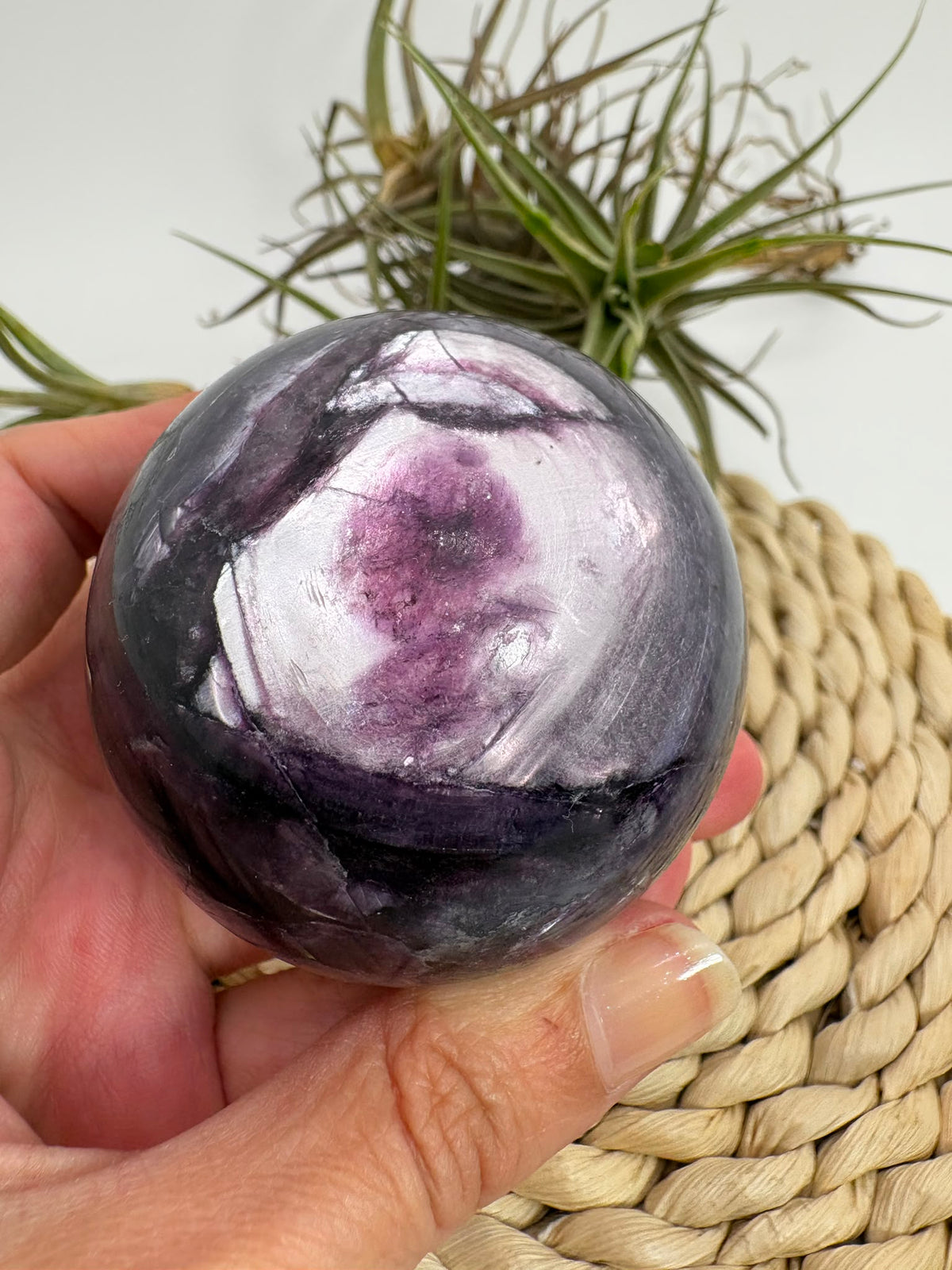 Mica lepidolita con litio natural, de intensos tonos violetas y reflejos plateados. Una pieza espiritual asociada a la calma y la transformación.