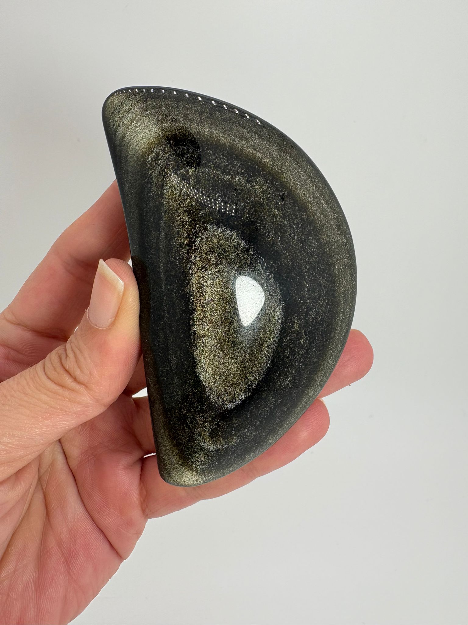 Obsidiana dorada pulida natural con intensos reflejos dorados. Pieza única seleccionada una a una, ideal para colección, decoración y trabajo energético.