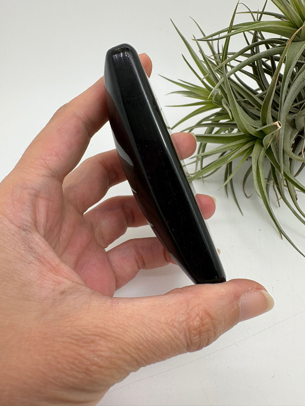 Obsidiana dorada pulida natural con intensos reflejos dorados. Pieza única seleccionada una a una, ideal para colección, decoración y trabajo energético.