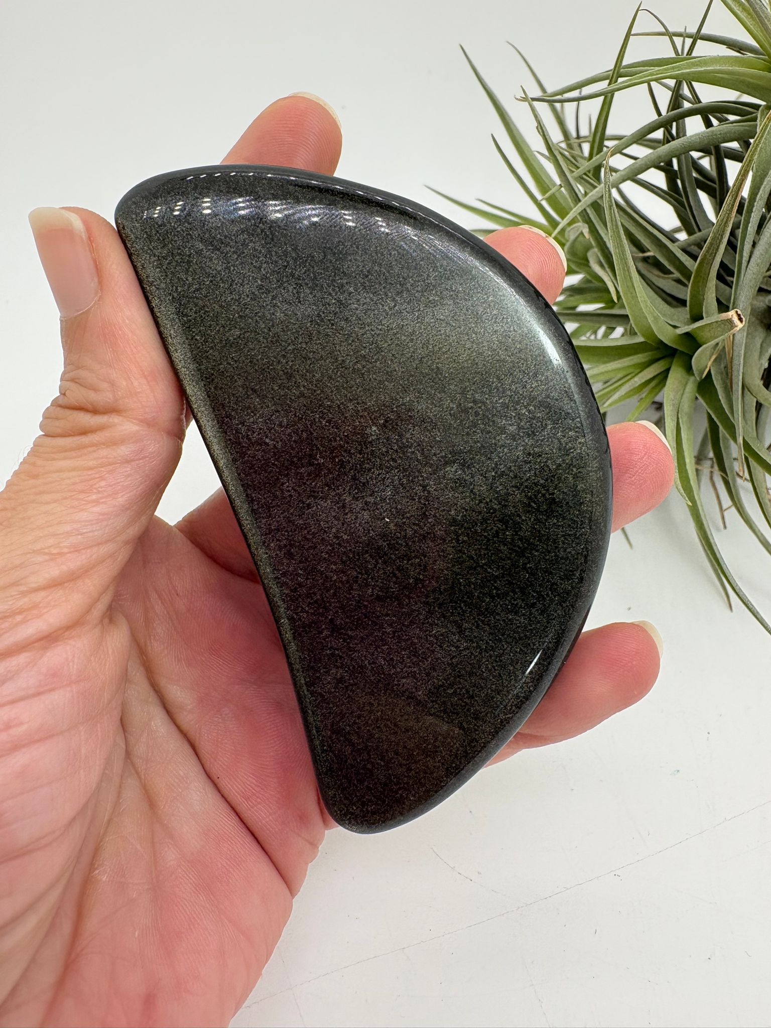 Obsidiana dorada pulida natural con intensos reflejos dorados. Pieza única seleccionada una a una, ideal para colección, decoración y trabajo energético.