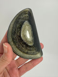 Obsidiana dorada pulida natural con intensos reflejos dorados. Pieza única seleccionada una a una, ideal para colección, decoración y trabajo energético.