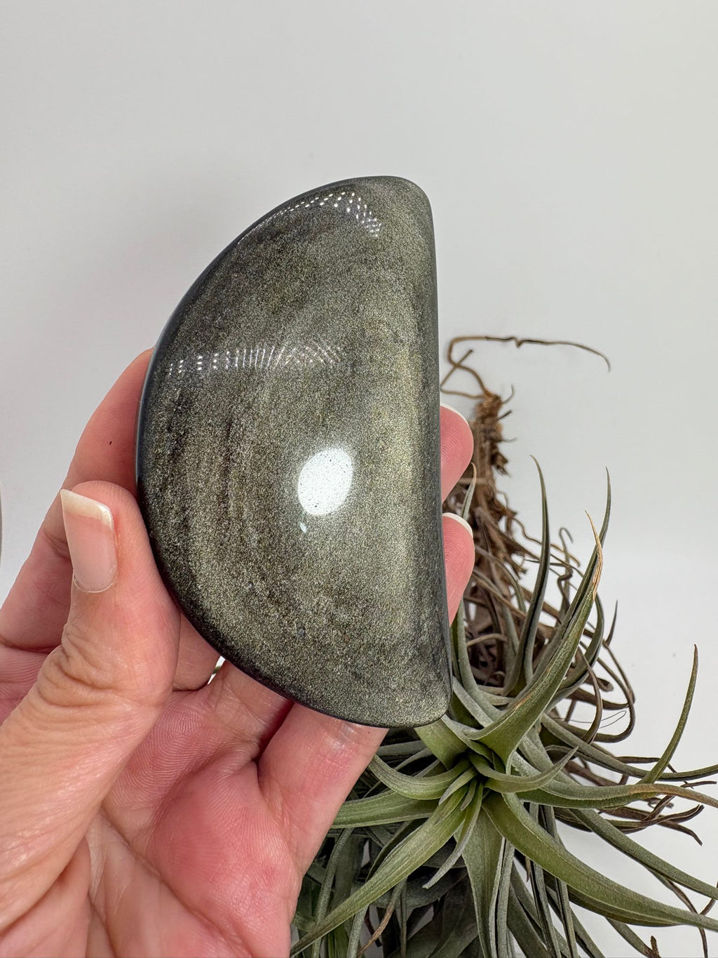 Obsidiana dorada pulida natural con intensos reflejos dorados. Pieza única seleccionada una a una, ideal para colección, decoración y trabajo energético.