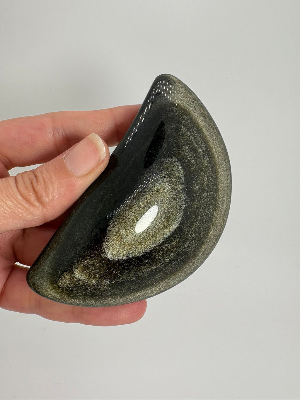 Obsidiana dorada pulida natural con intensos reflejos dorados. Pieza única seleccionada una a una, ideal para colección, decoración y trabajo energético.
