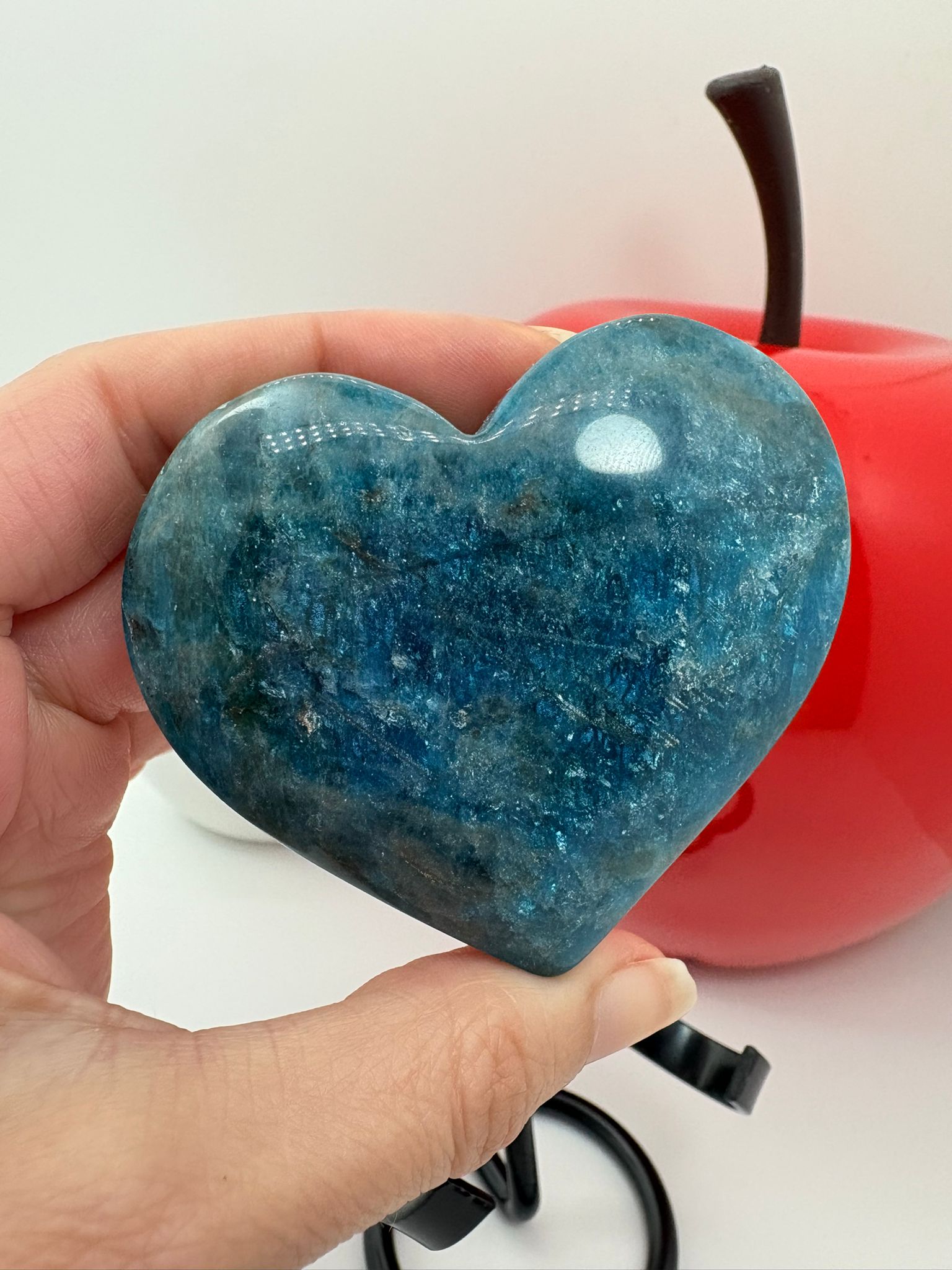 Corazón de apatito azul natural de 5,5 x 6 cm. Pieza única con tonos intensos, ideal para colección o uso energético.