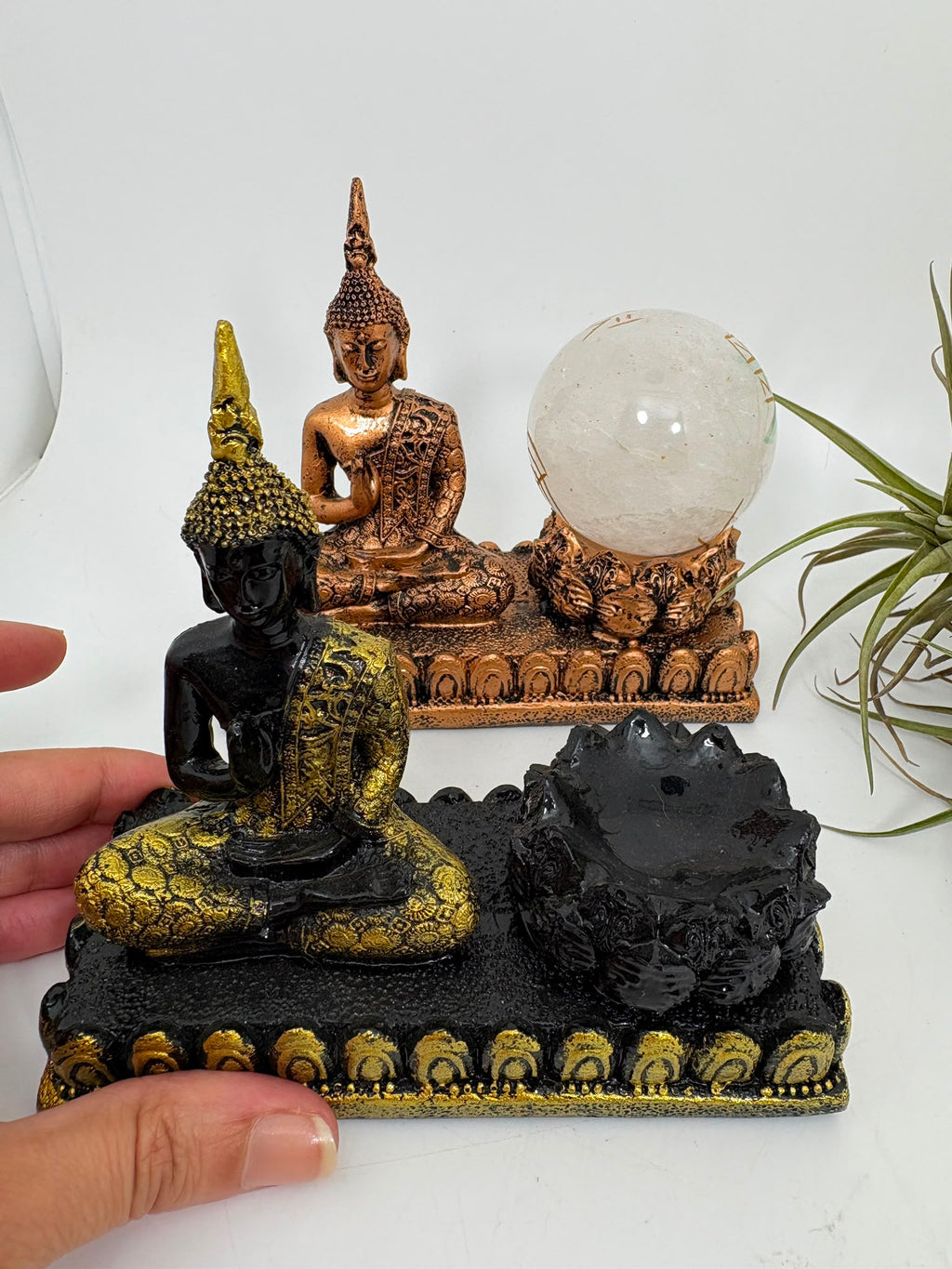Porta esferas de Buda en resina, disponible en acabado dorado o cobre. Un soporte decorativo de inspiración oriental para colocar tus esferas
