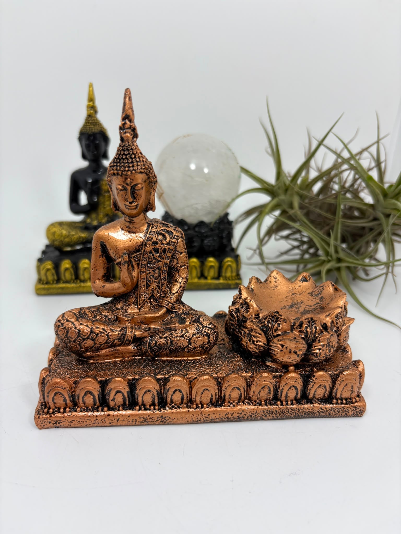 Porta esferas de Buda en resina, disponible en acabado dorado o cobre. Un soporte decorativo de inspiración oriental para colocar tus esferas