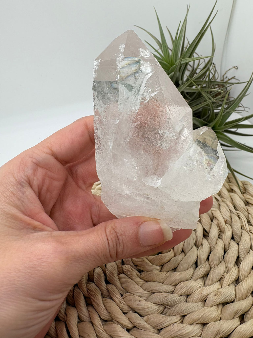 Punta&nbsp; de cuarzo natural en bruto, donde se pueden apreciar claramente las caras cristalinas formadas de manera natural durante el crecimiento del mineral.

&nbsp;Este tipo de formaciones se producen cuando el cuarzo cristaliza lentamente en cavidades de roca, creando superficies geométricas naturales con brillo vítreo característico.

Una pieza muy interesante tanto para coleccionistas de minerales como para decoración con cristales naturales.