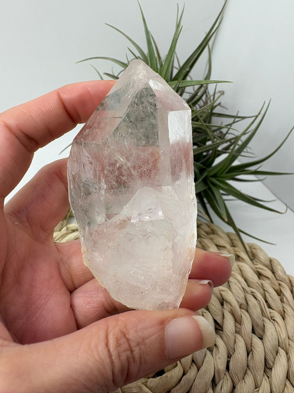Punta&nbsp; de cuarzo natural en bruto, donde se pueden apreciar claramente las caras cristalinas formadas de manera natural durante el crecimiento del mineral.

&nbsp;Este tipo de formaciones se producen cuando el cuarzo cristaliza lentamente en cavidades de roca, creando superficies geométricas naturales con brillo vítreo característico.

Una pieza muy interesante tanto para coleccionistas de minerales como para decoración con cristales naturales.

El cuarzo es uno de los minerales más conocidos y valorad