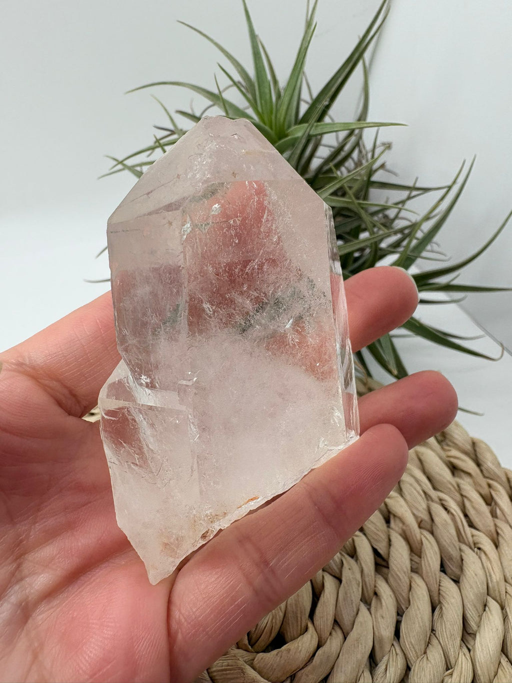 Punta&nbsp; de cuarzo natural en bruto, donde se pueden apreciar claramente las caras cristalinas formadas de manera natural durante el crecimiento del mineral.

&nbsp;Este tipo de formaciones se producen cuando el cuarzo cristaliza lentamente en cavidades de roca, creando superficies geométricas naturales con brillo vítreo característico.

Una pieza muy interesante tanto para coleccionistas de minerales como para decoración con cristales naturales.

El cuarzo es uno de los minerales más conocidos y valorad
