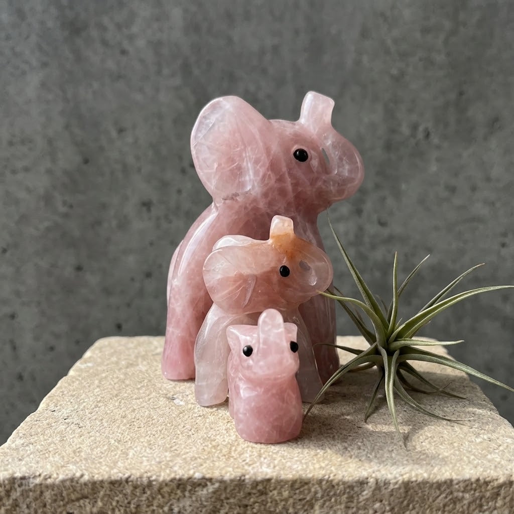 Familia de 3 elefantes de cuarzo rosa