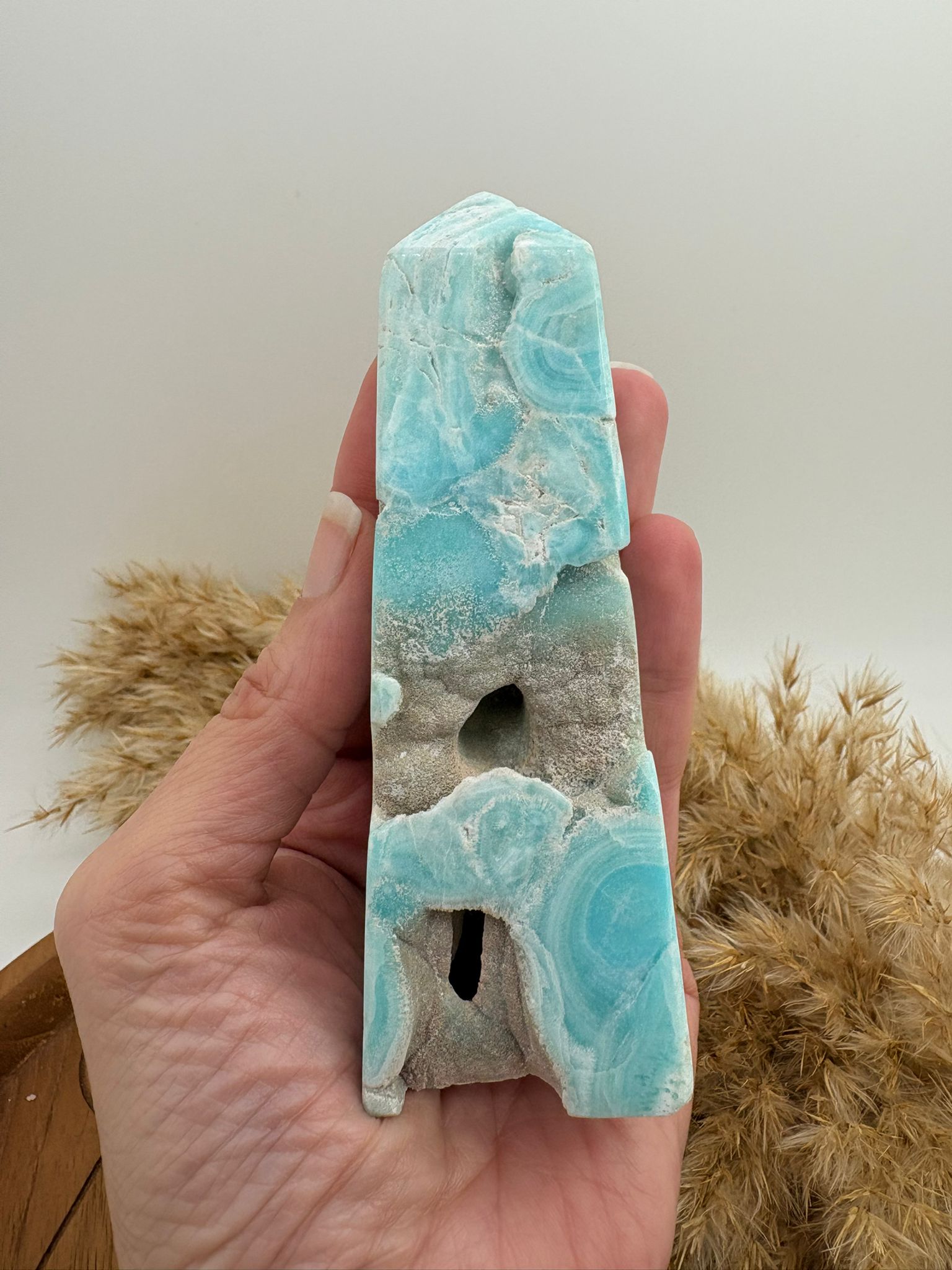 Torre de aragonito azul con cavidades naturales de Pakistán. Piedra calmante ideal para reducir el estrés, decorar tu hogar y aportar energía de paz y equilibrio.