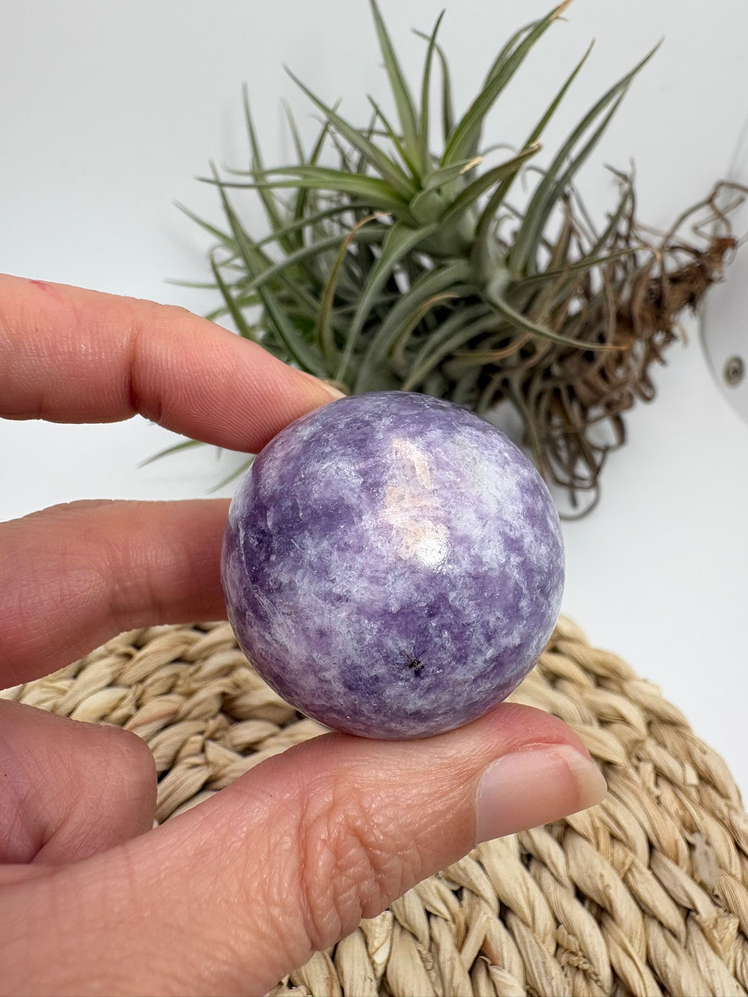 Esfera pequeña de lepidolita natural pulido