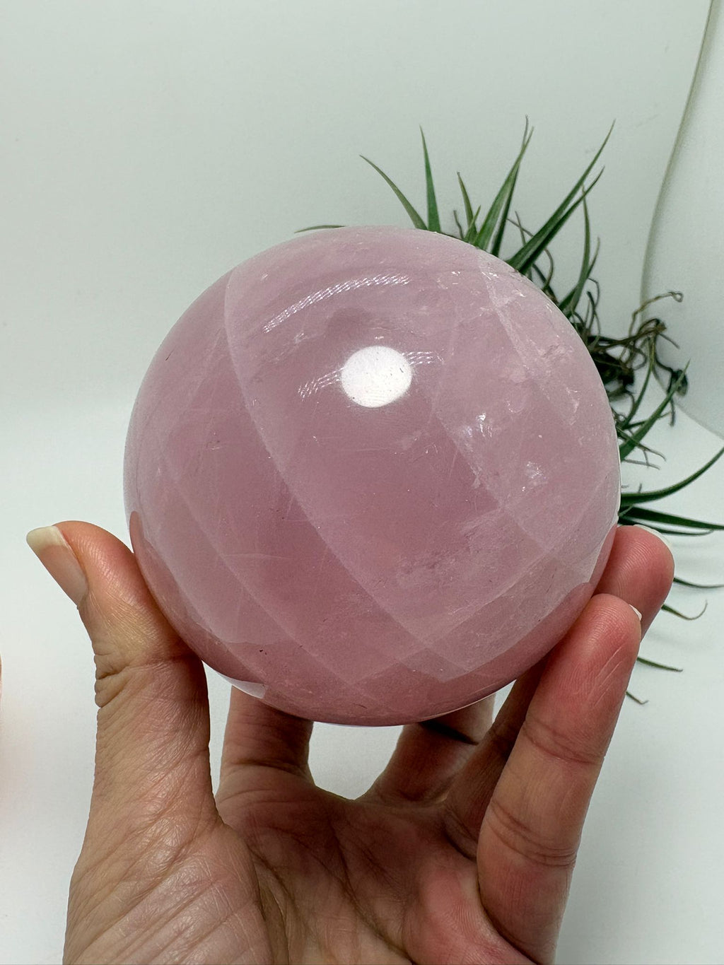 Gran esfera de cuarzo rosa natural pulido