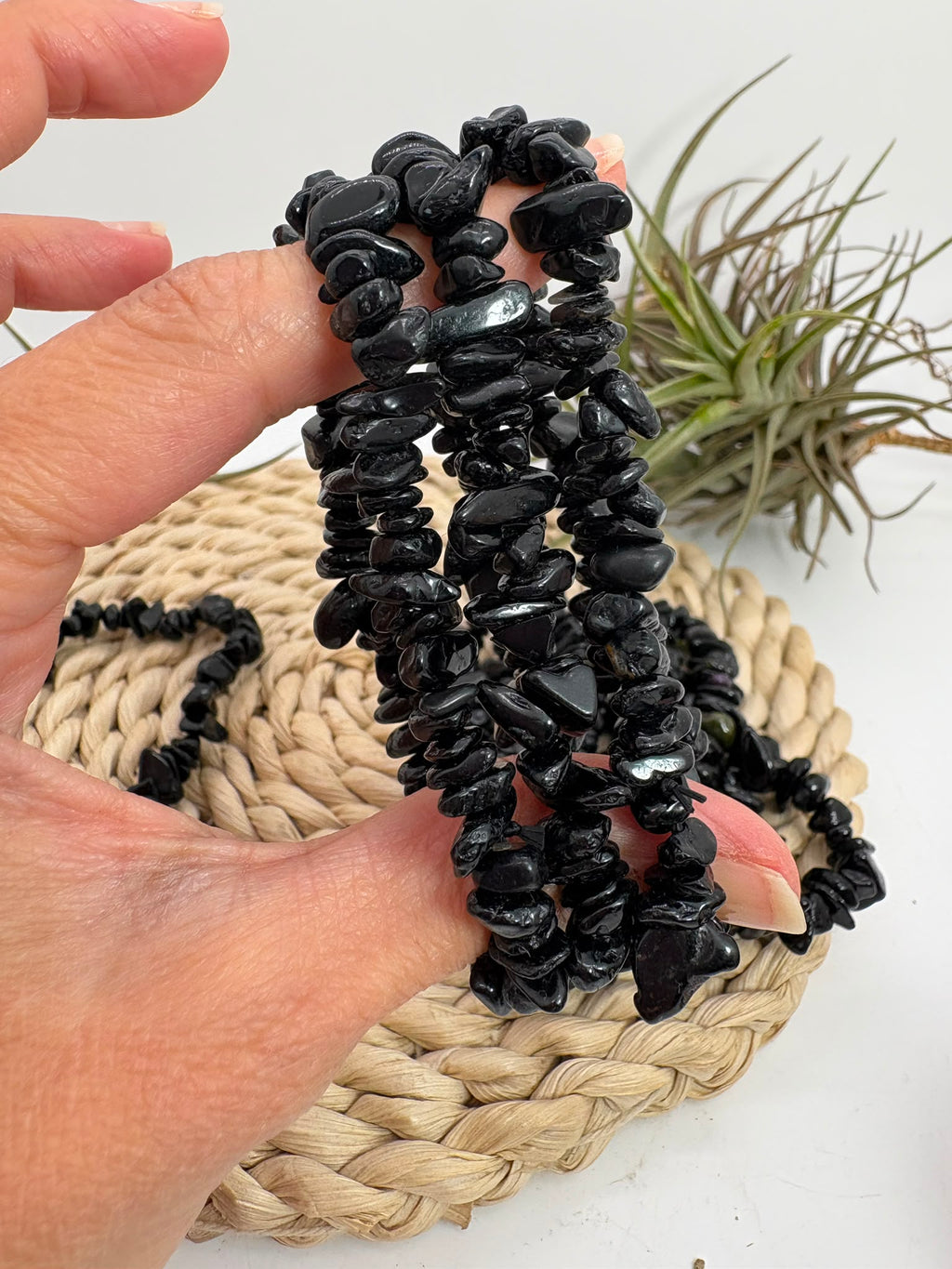 Pulsera de turmalina negra con chips pulidos