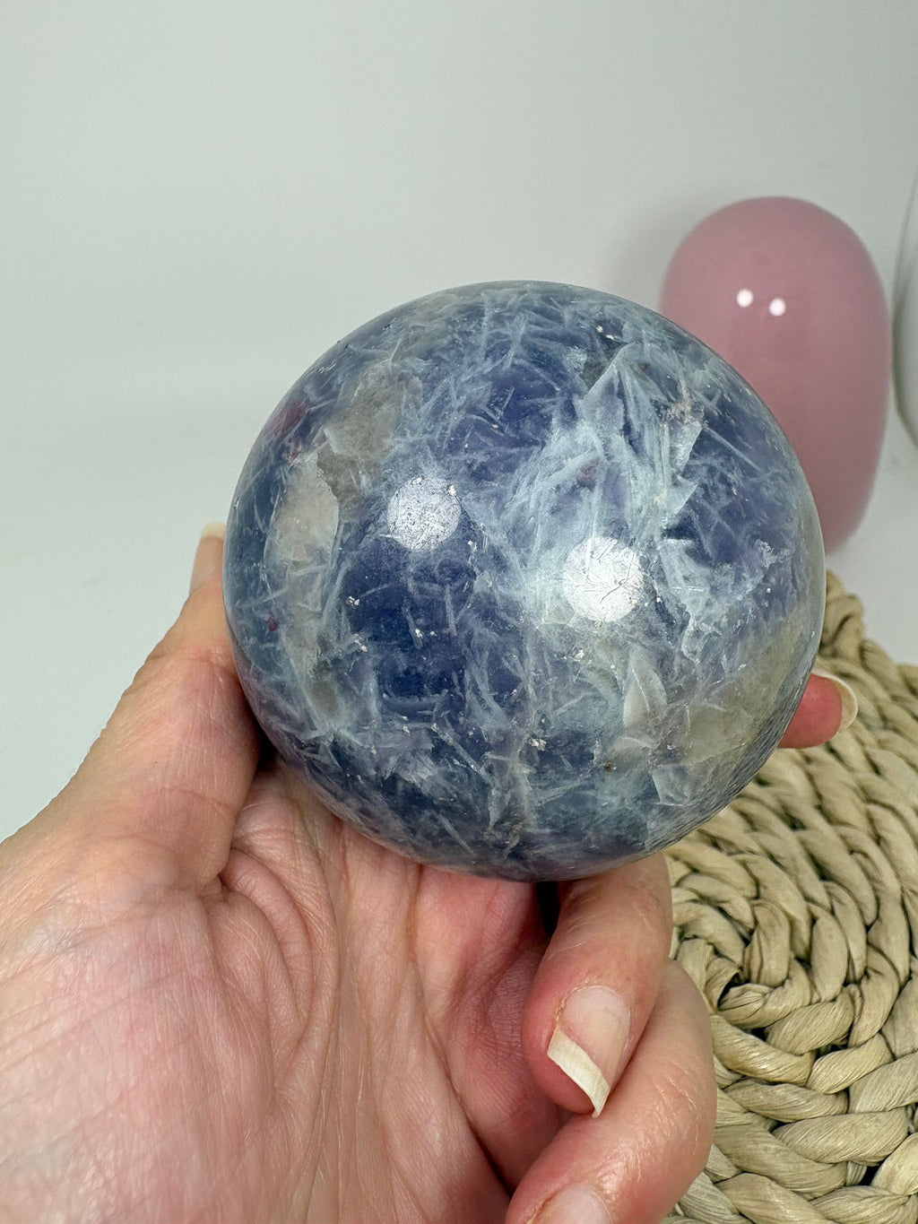 Esfera de lepidolita con inclusiones (piedra de unicornio)