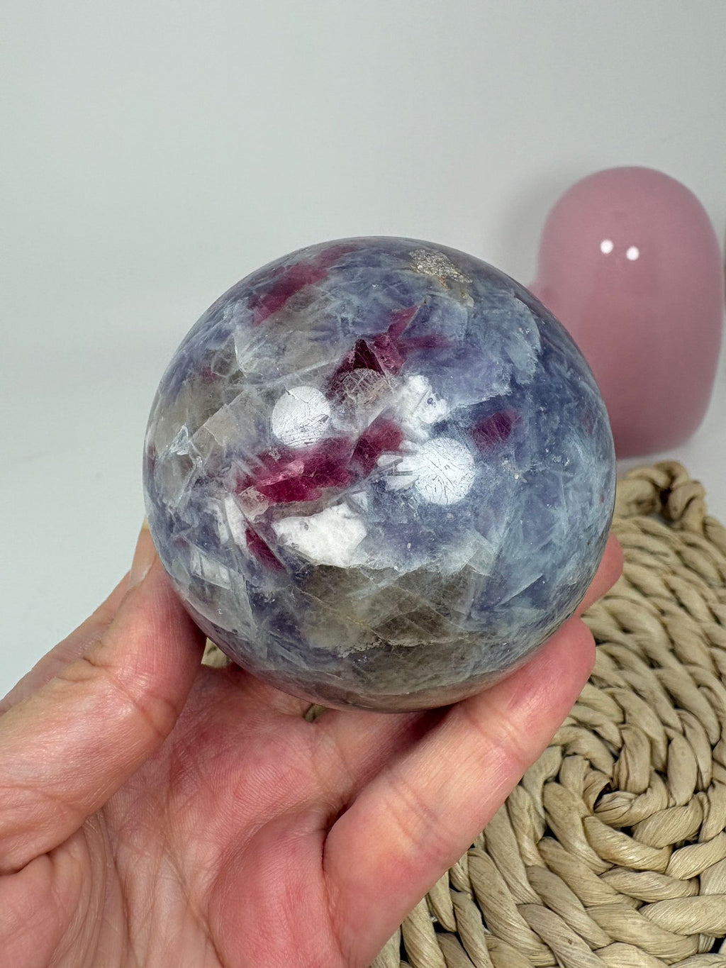 Esfera de lepidolita con inclusiones (piedra de unicornio)