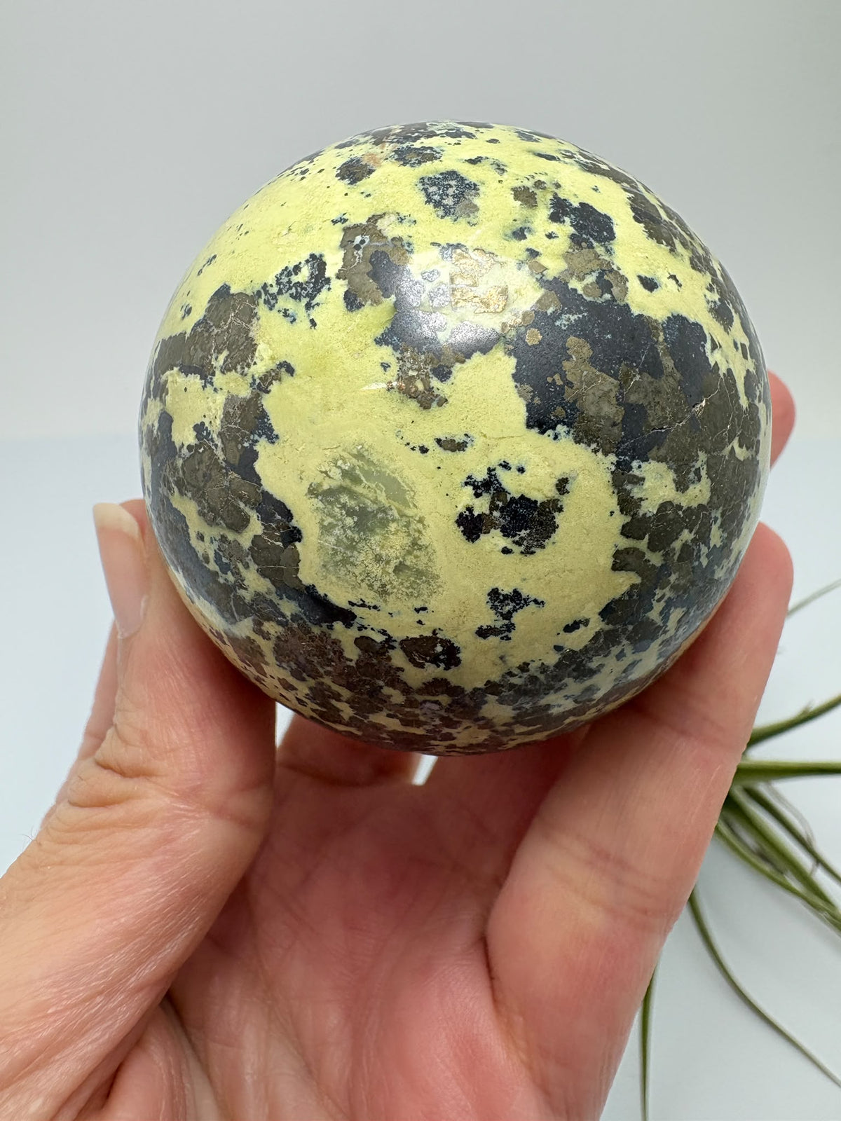 Esfera de serpentina con calcopirita de Perú - foto 5