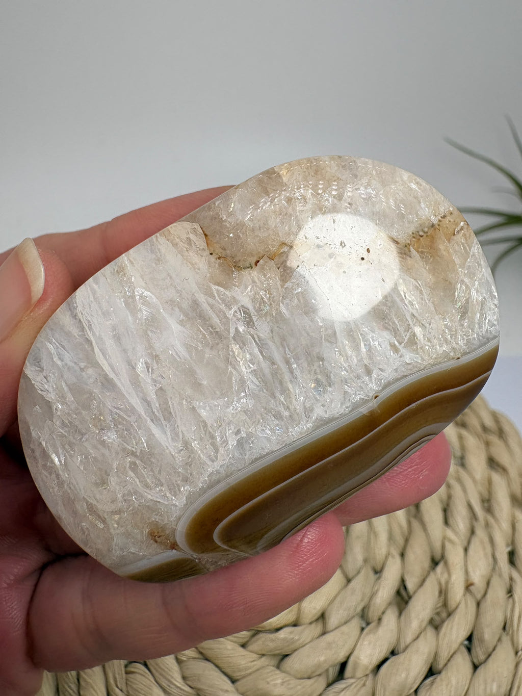 Ágata de Botswana pulida con preciosas bandas marrones, grises y blancas. Una pieza única para meditar, regalar o decorar tu espacio.