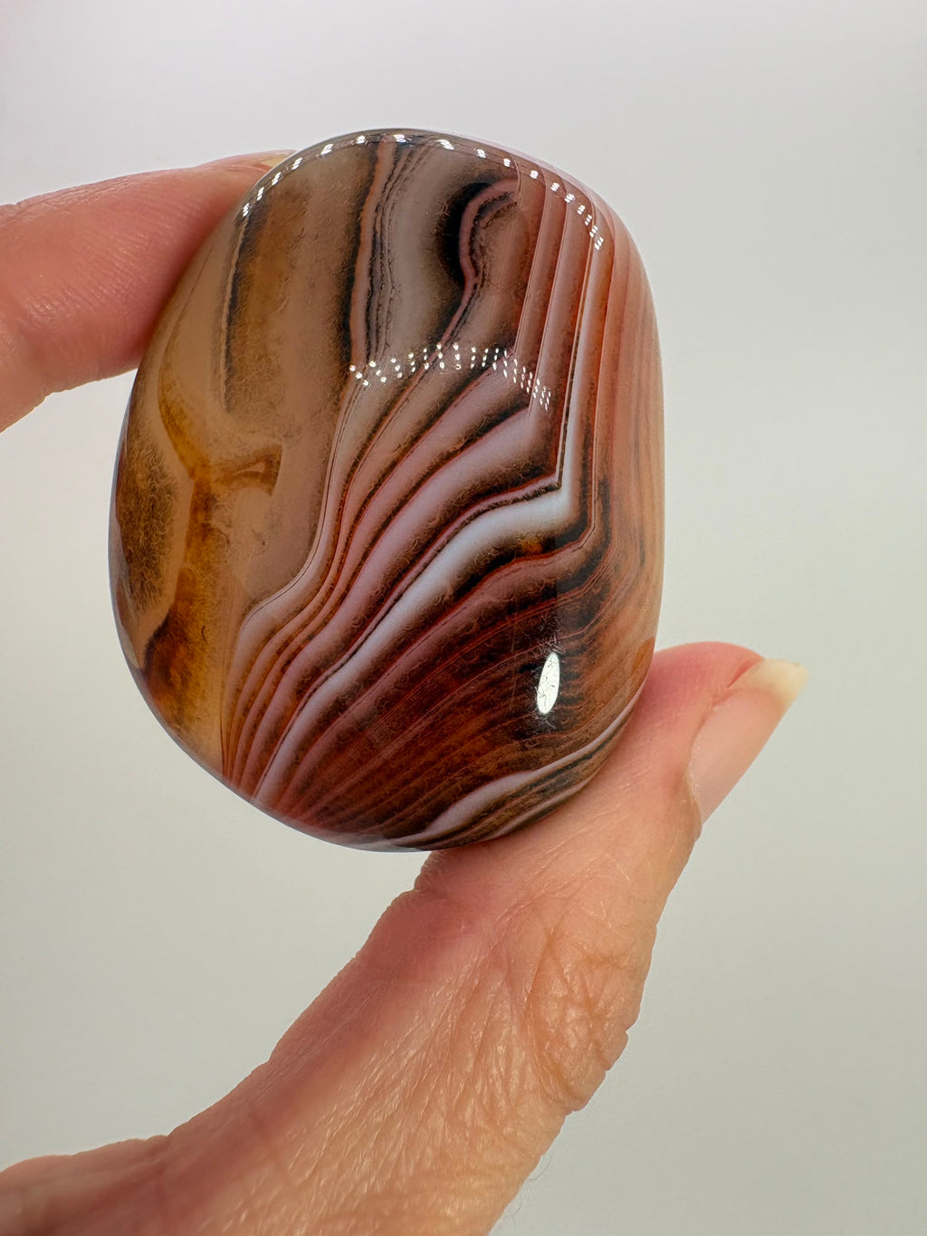 
Ágata Sardónice natural de Madagascar, pulida y de pieza única. Descubre sus elegantes bandas naturales y añade un mineral exclusivo a tu colección.