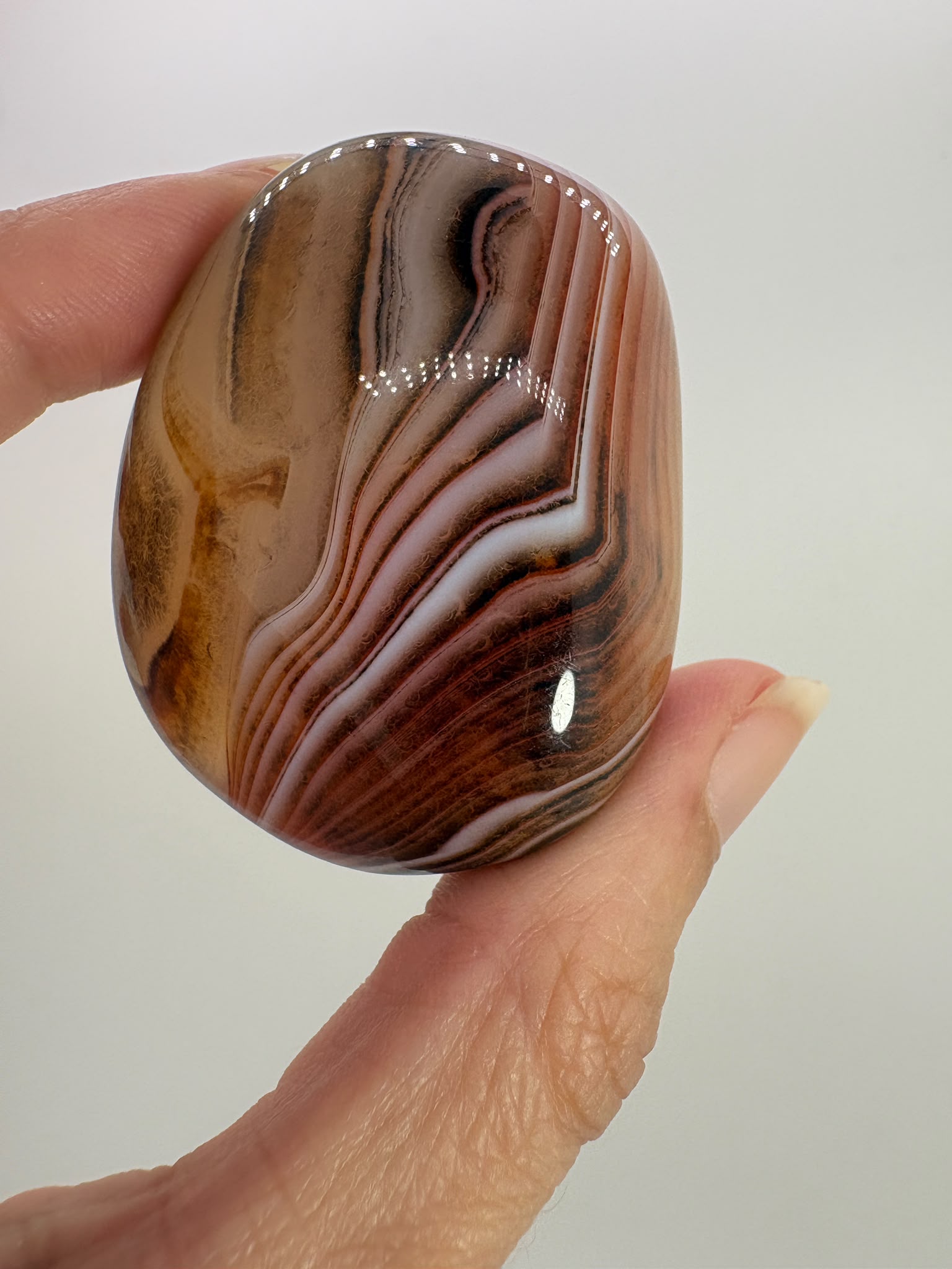 
Ágata Sardónice natural de Madagascar, pulida y de pieza única. Descubre sus elegantes bandas naturales y añade un mineral exclusivo a tu colección.