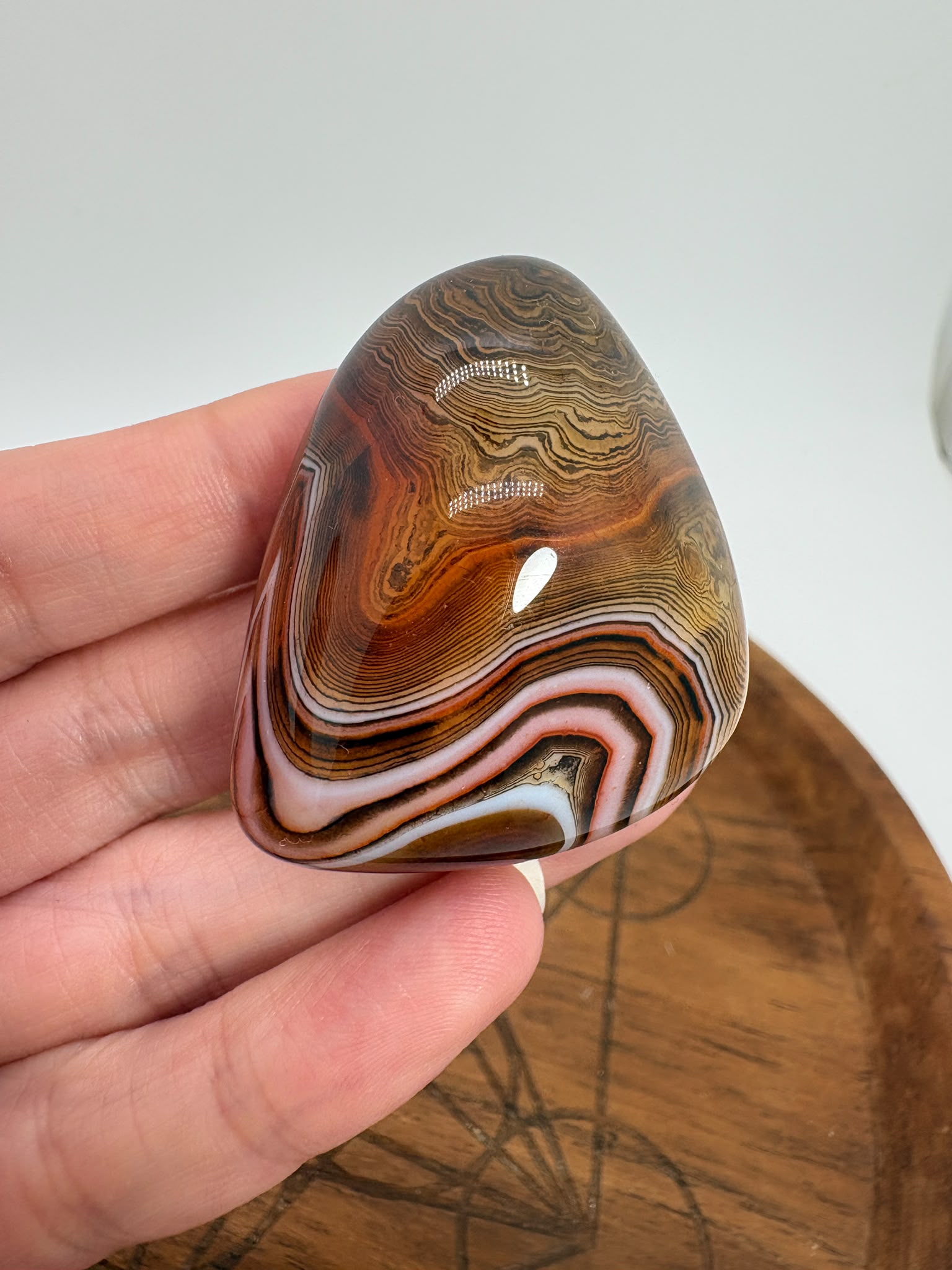 
Ágata Sardónice natural de Madagascar, pulida y de pieza única. Descubre sus elegantes bandas naturales y añade un mineral exclusivo a tu colección.