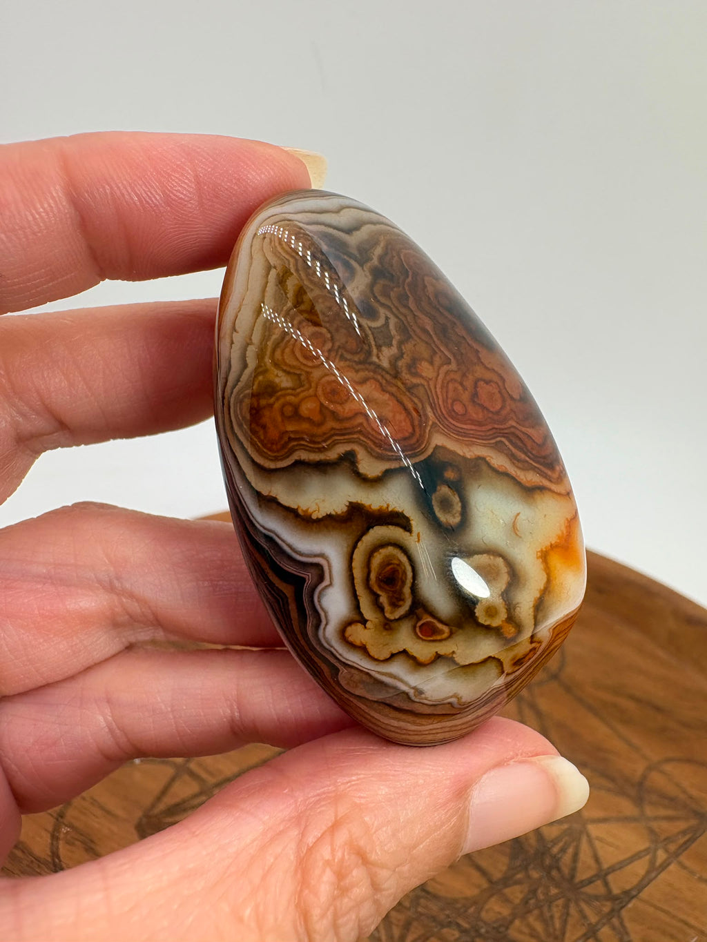 
Ágata Sardónice natural de Madagascar, pulida y de pieza única. Descubre sus elegantes bandas naturales y añade un mineral exclusivo a tu colección.