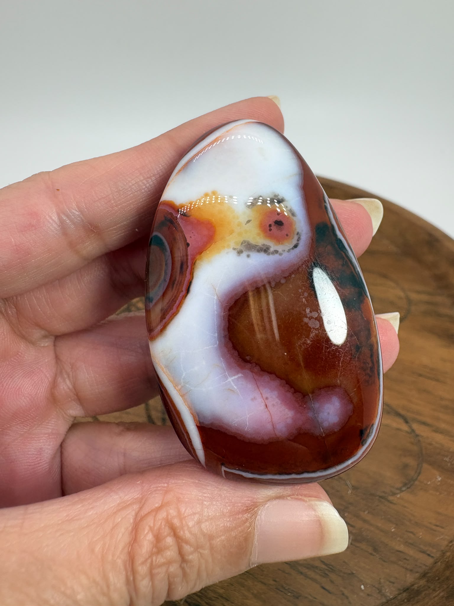 
Ágata Sardónice natural de Madagascar, pulida y de pieza única. Descubre sus elegantes bandas naturales y añade un mineral exclusivo a tu colección.