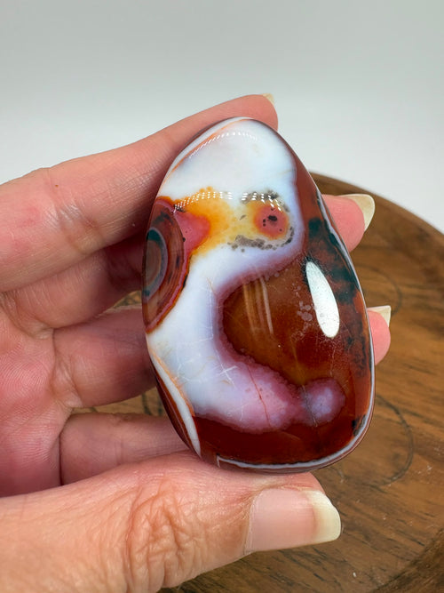 
Ágata Sardónice natural de Madagascar, pulida y de pieza única. Descubre sus elegantes bandas naturales y añade un mineral exclusivo a tu colección.