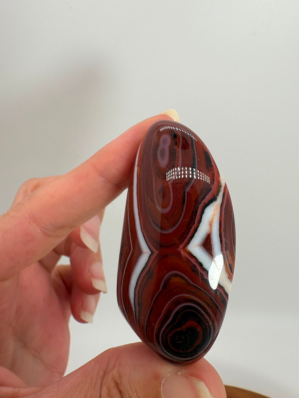 
Ágata Sardónice natural de Madagascar, pulida y de pieza única. Descubre sus elegantes bandas naturales y añade un mineral exclusivo a tu colección.