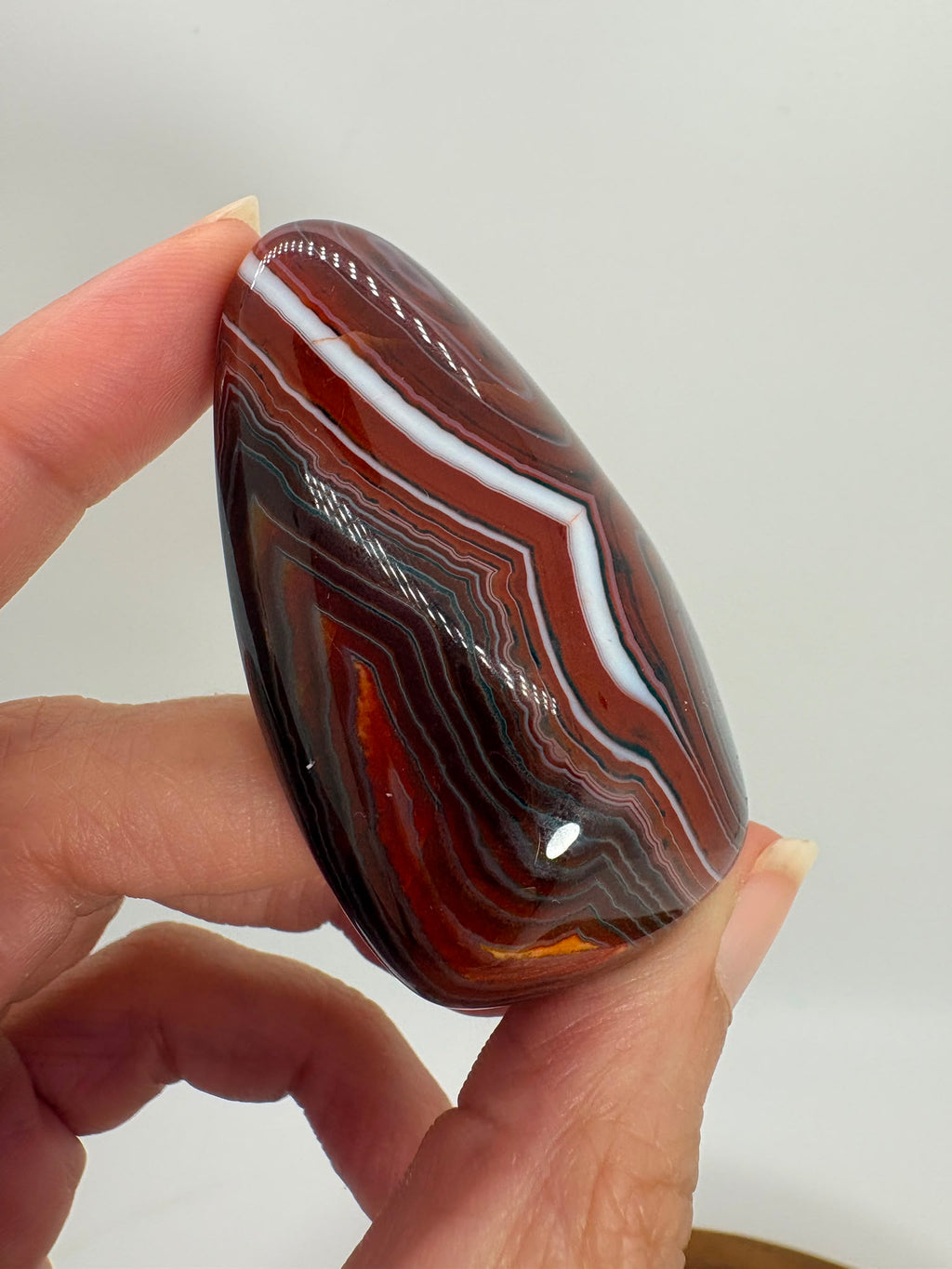 
Ágata Sardónice natural de Madagascar, pulida y de pieza única. Descubre sus elegantes bandas naturales y añade un mineral exclusivo a tu colección.