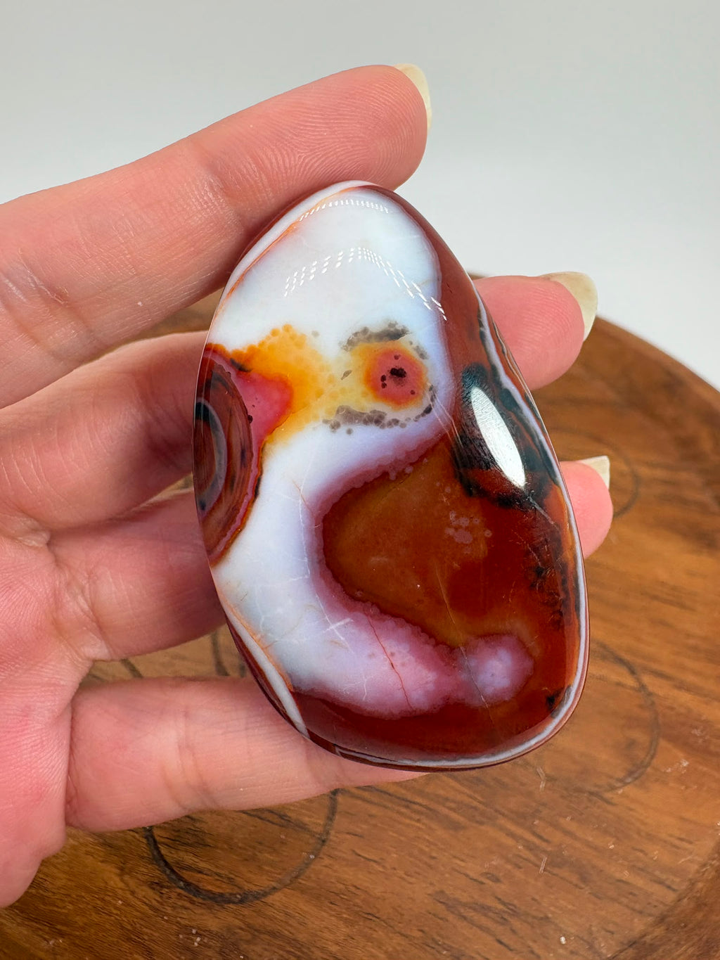 
Ágata Sardónice natural de Madagascar, pulida y de pieza única. Descubre sus elegantes bandas naturales y añade un mineral exclusivo a tu colección.