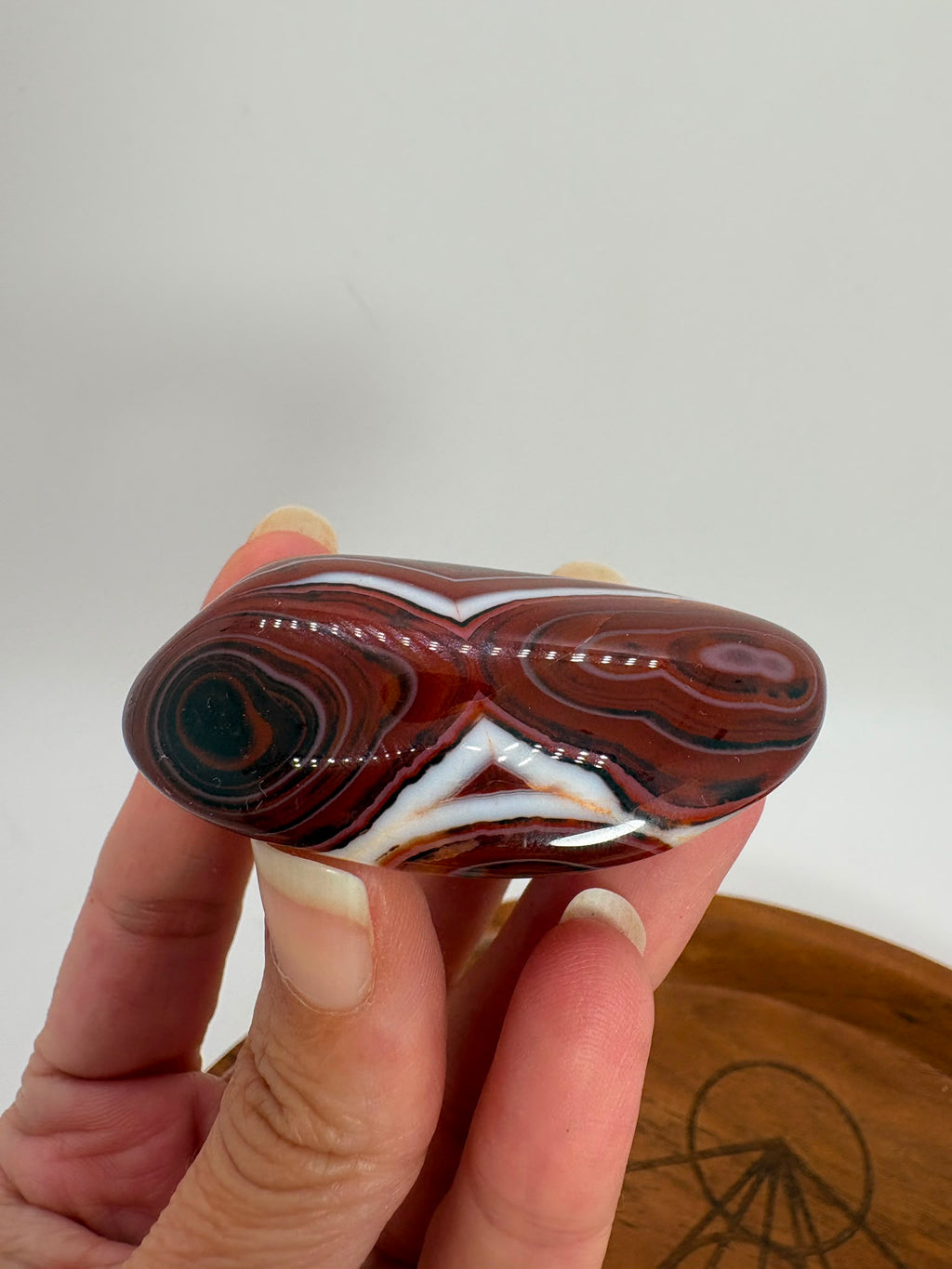 
Ágata Sardónice natural de Madagascar, pulida y de pieza única. Descubre sus elegantes bandas naturales y añade un mineral exclusivo a tu colección.