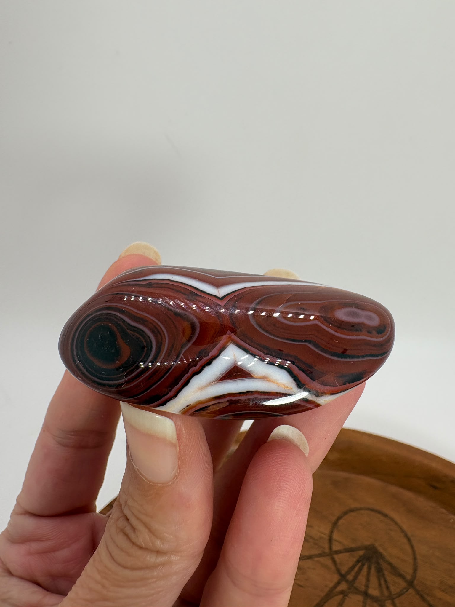
Ágata Sardónice natural de Madagascar, pulida y de pieza única. Descubre sus elegantes bandas naturales y añade un mineral exclusivo a tu colección.