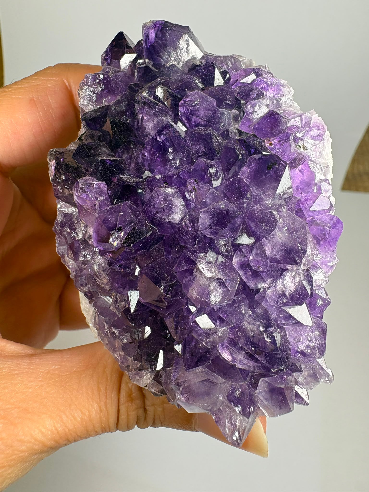 Drusa de amatista natural de intenso color violeta, con cristales brillantes y excelente calidad. Pieza única ideal para decoración, colección o regalo. Compra online con envío seguro.