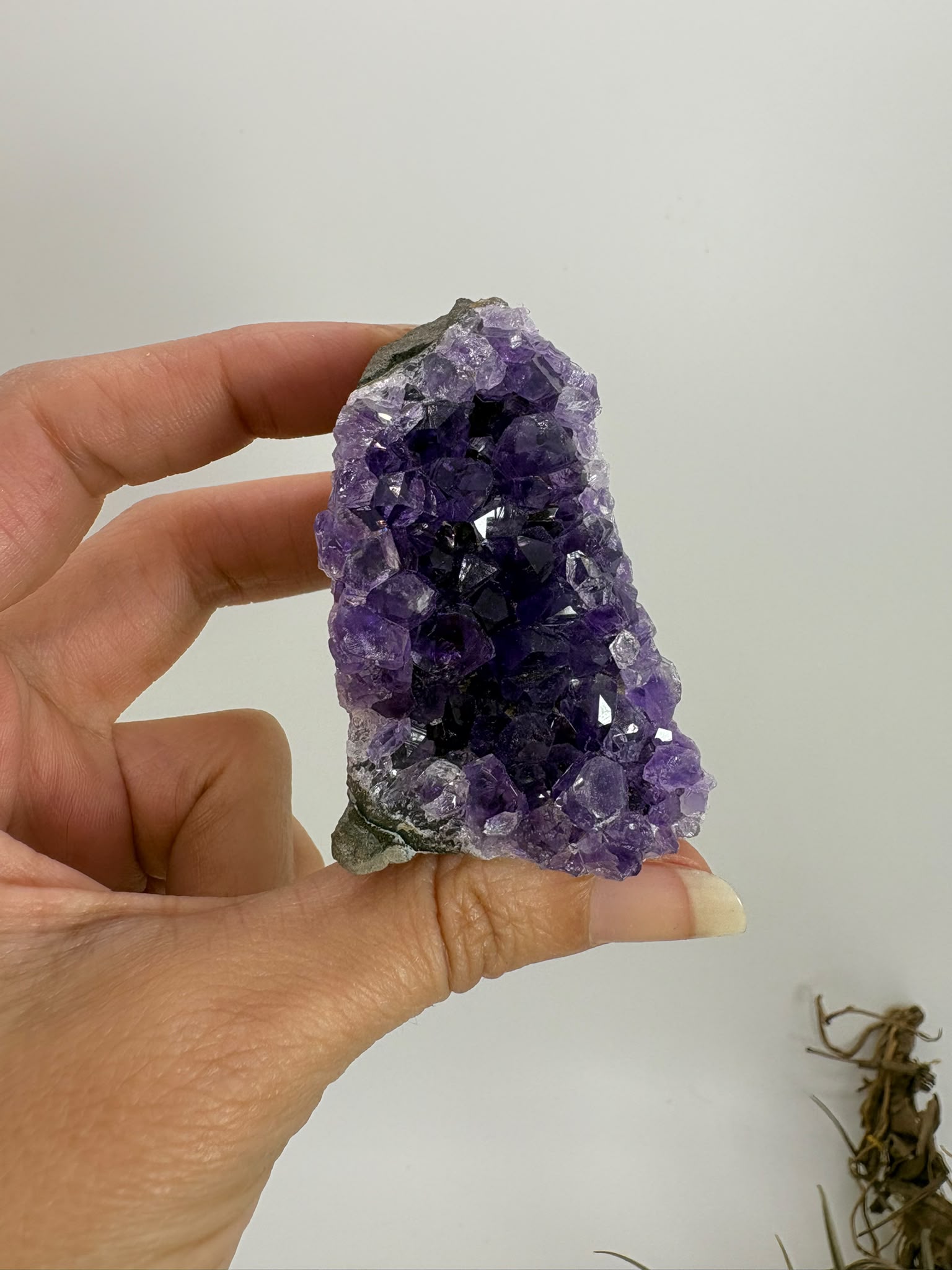 Drusa de amatista natural, mineral de color violeta muy apreciado en cristaloterapia por asociarse con la calma, la relajación y el equilibrio emocional.