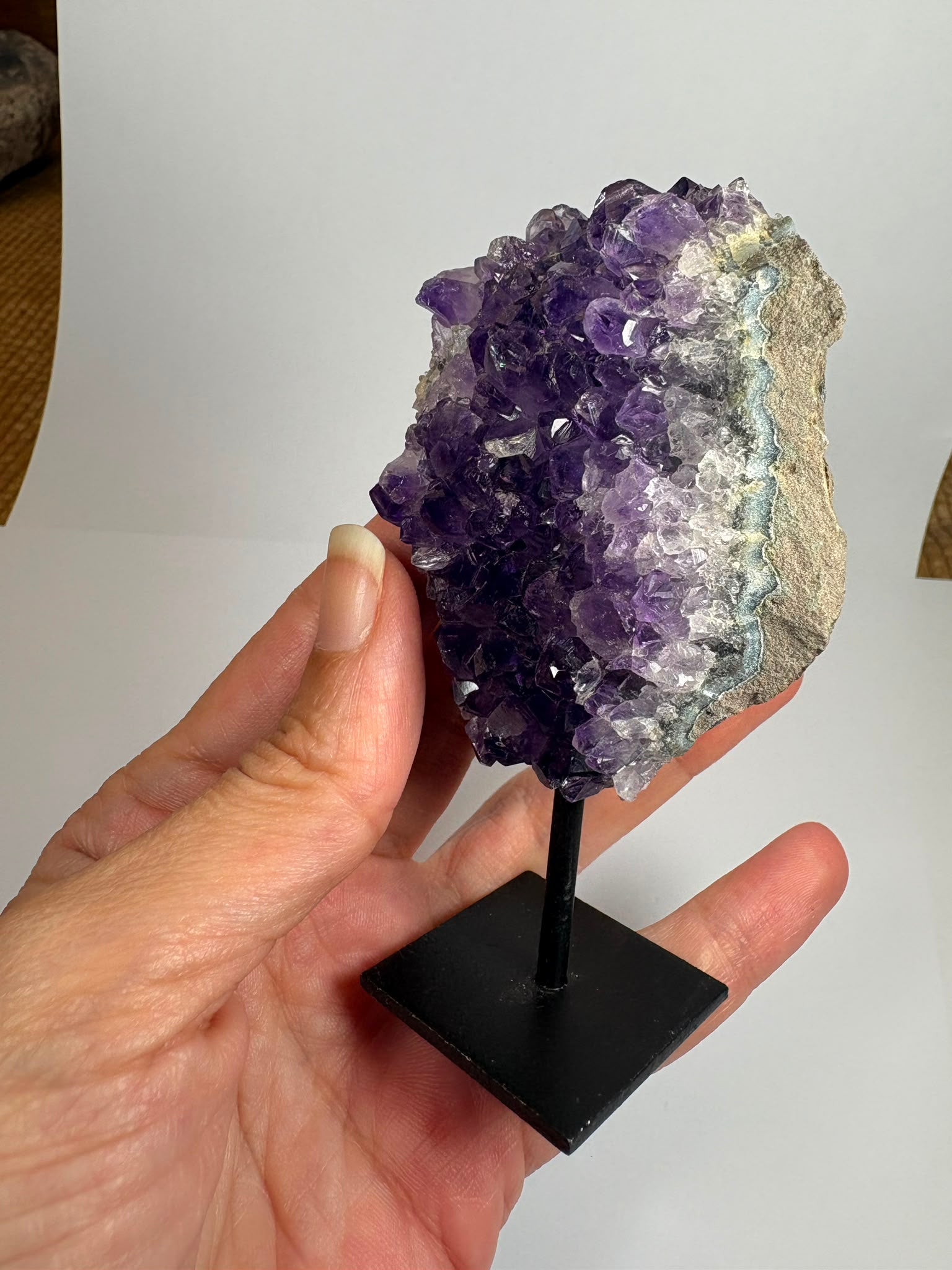 Drusa de amatista natural de intenso color violeta, con cristales brillantes y excelente calidad. Pieza única ideal para decoración, colección o regalo. Compra online con envío seguro.
