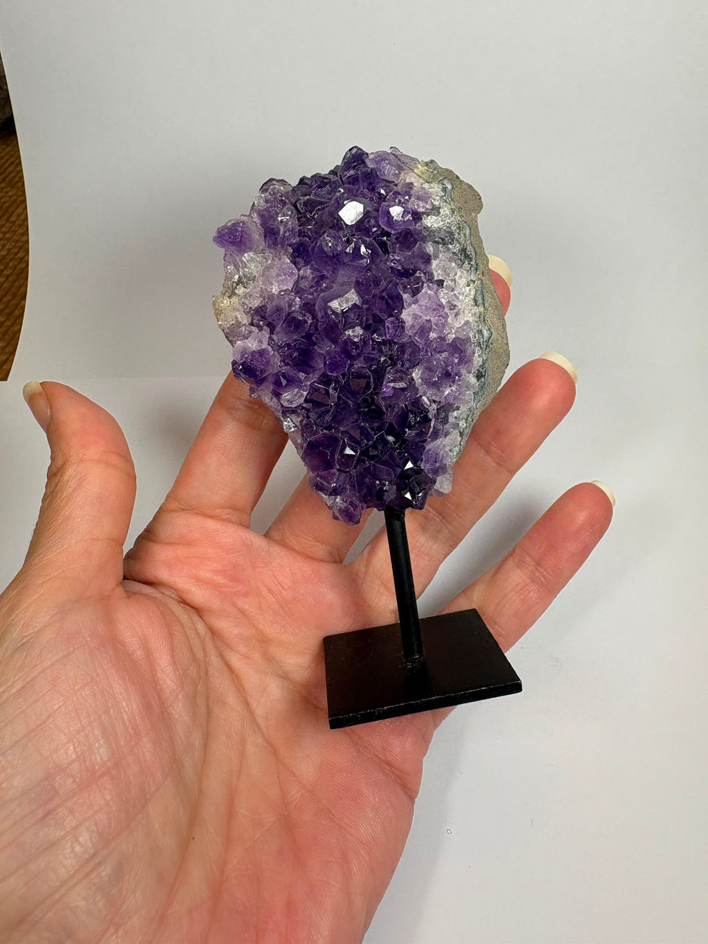 Drusa de amatista natural de intenso color violeta, con cristales brillantes y excelente calidad. Pieza única ideal para decoración, colección o regalo. Compra online con envío seguro.