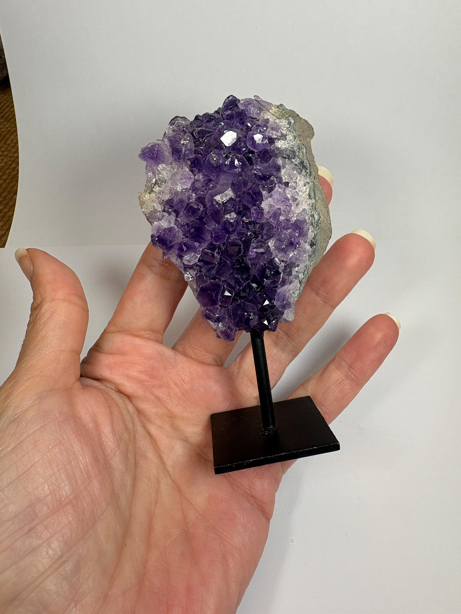 Drusa de amatista natural de intenso color violeta, con cristales brillantes y excelente calidad. Pieza única ideal para decoración, colección o regalo. Compra online con envío seguro.