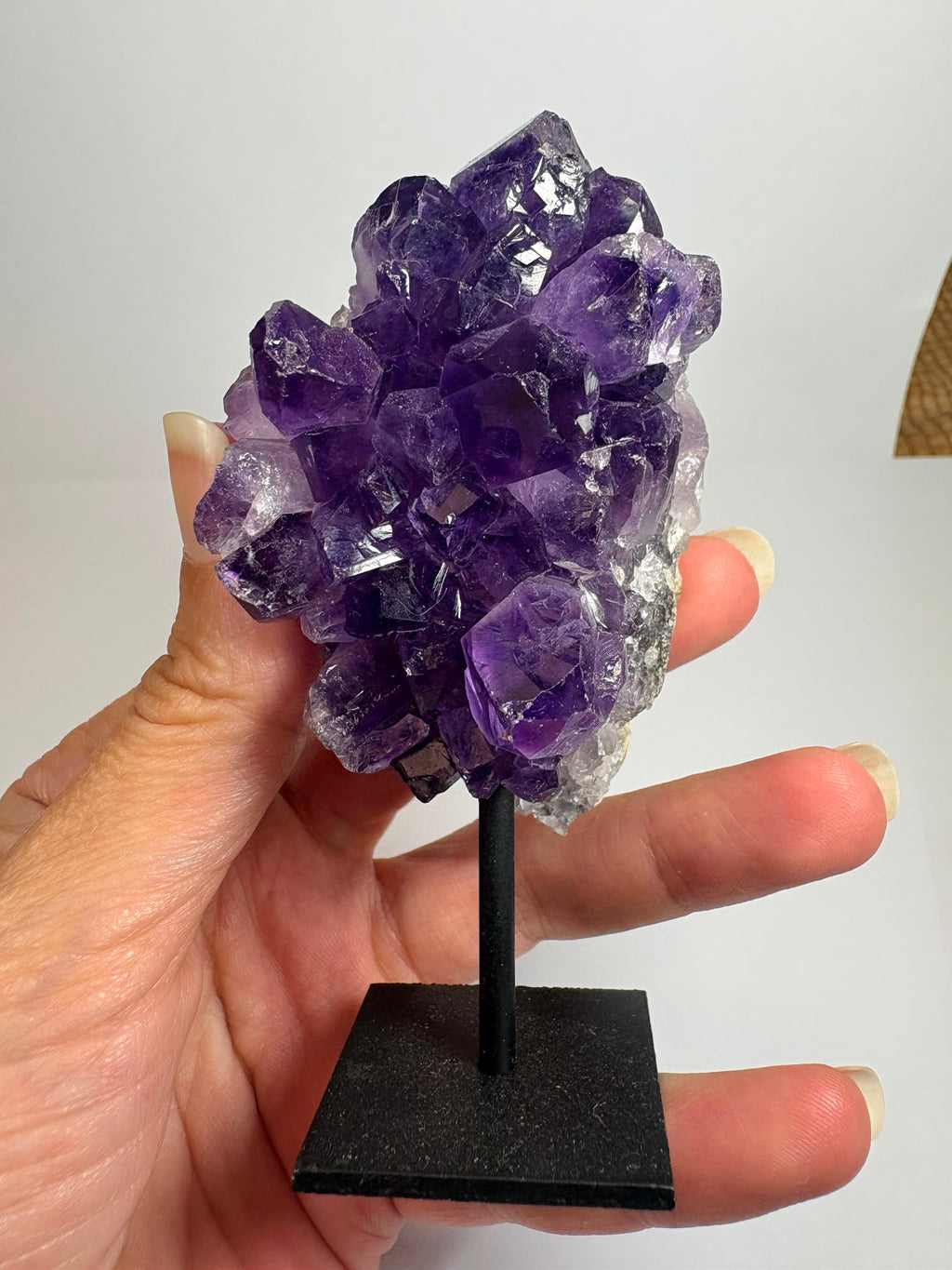 Drusa de amatista natural de intenso color violeta, con cristales brillantes y excelente calidad. Pieza única ideal para decoración, colección o regalo. Compra online con envío seguro.